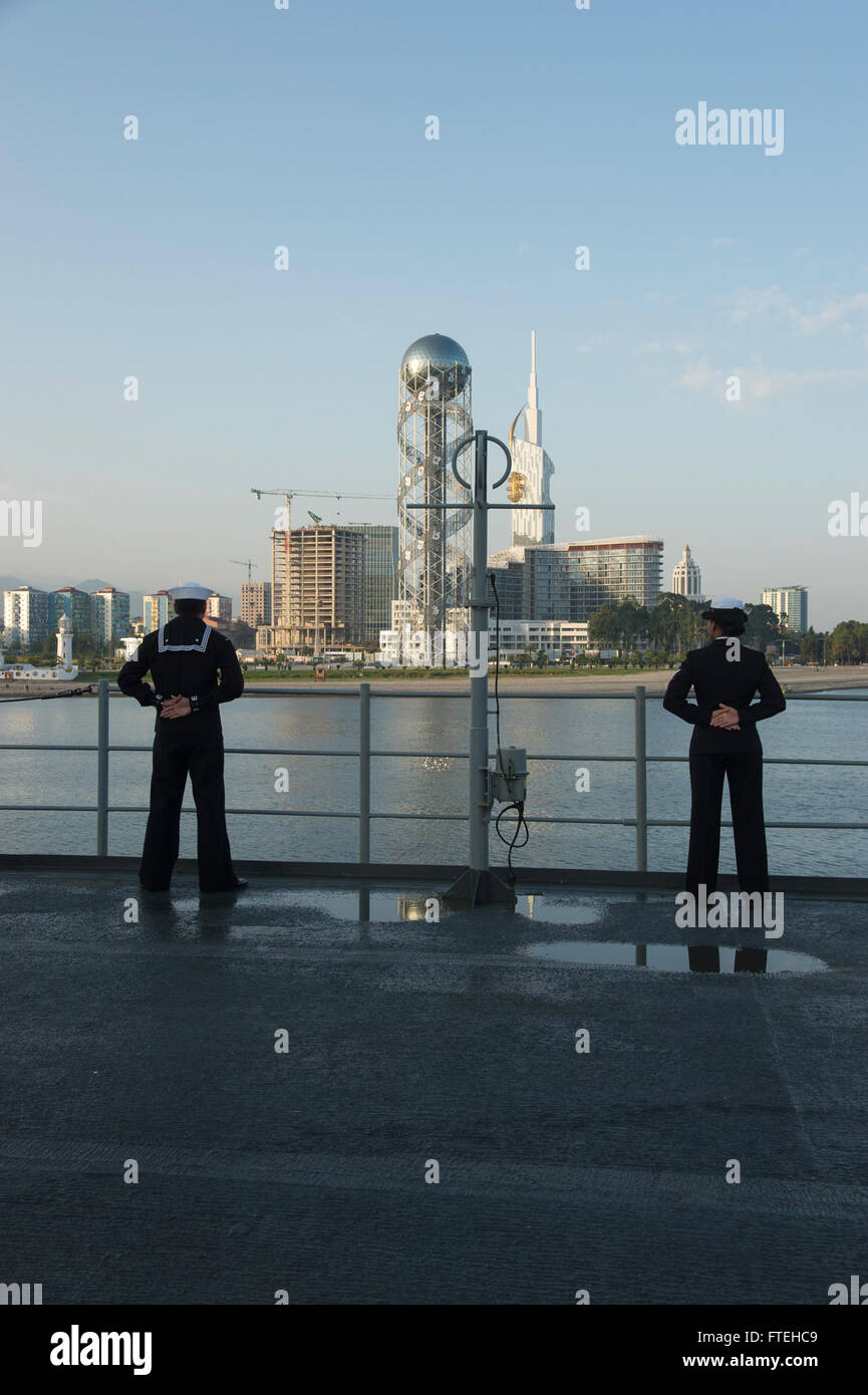 Dieses Foto zeigt Seaman Jules Ala und Information Systems Technician 3rd Class Raquel D. Hall an Bord der USS Mount Whitney, als das Schiff in Batumi, Georgia ankommt. Das Bild zeigt die Operationen der US-Marine und das Personal, das im Bereich der 6. US-Flotte mit Sicherheitseinsätzen befasst ist. Stockfoto