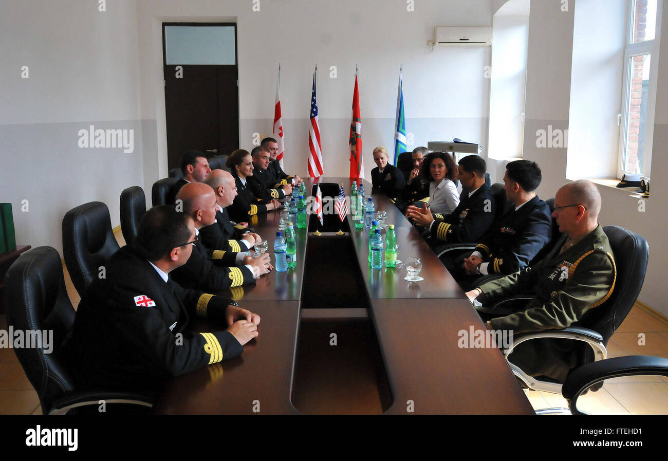 Kapitän Mark Colombo, Befehlshaber der USS Mount Whitney (LCC 20), trifft am 14. Oktober 2014 in Batumi, Georgia, Beamte der georgischen Küstenwache. Der Mount Whitney ist Teil der US-Marineoperationen zur Unterstützung der nationalen Sicherheit in Europa. Stockfoto