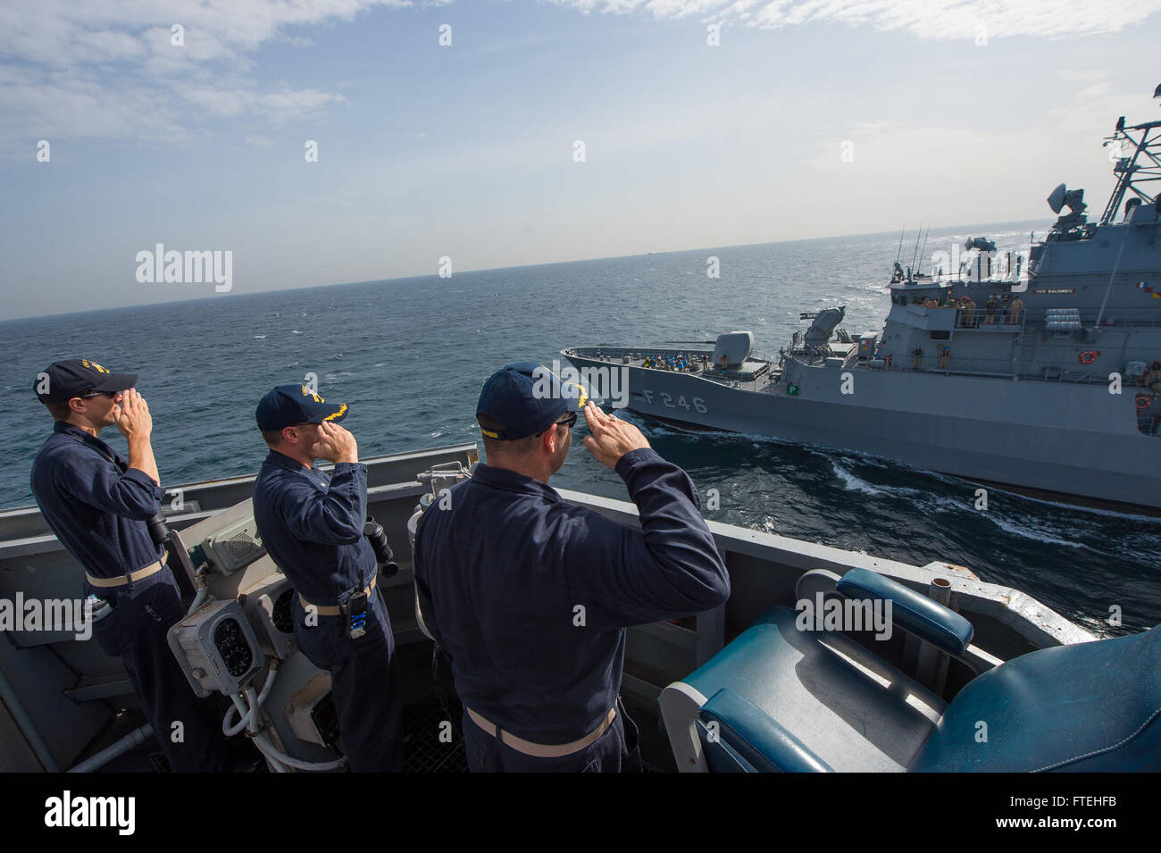 Schwarzes Meer (16. Oktober 2014) – CMdR Dennis Farrell, Kommandierender Offizier an Bord der Arleigh-Burke-Klasse geführte Flugkörper Zerstörer USS Cole (DDG-67) grüßt die Besatzung der türkischen Marine Barbaros-Klasse Fregatte TCG Salihreis (F 246) während einer Übung vorbei. Cole, in Norfolk, Virginia, Gridley führt Marinebetriebe in den USA 6. Flotte Bereich der Maßnahmen zur Erhöhung der Sicherheit der Vereinigten Staaten in Europa interessiert. Stockfoto