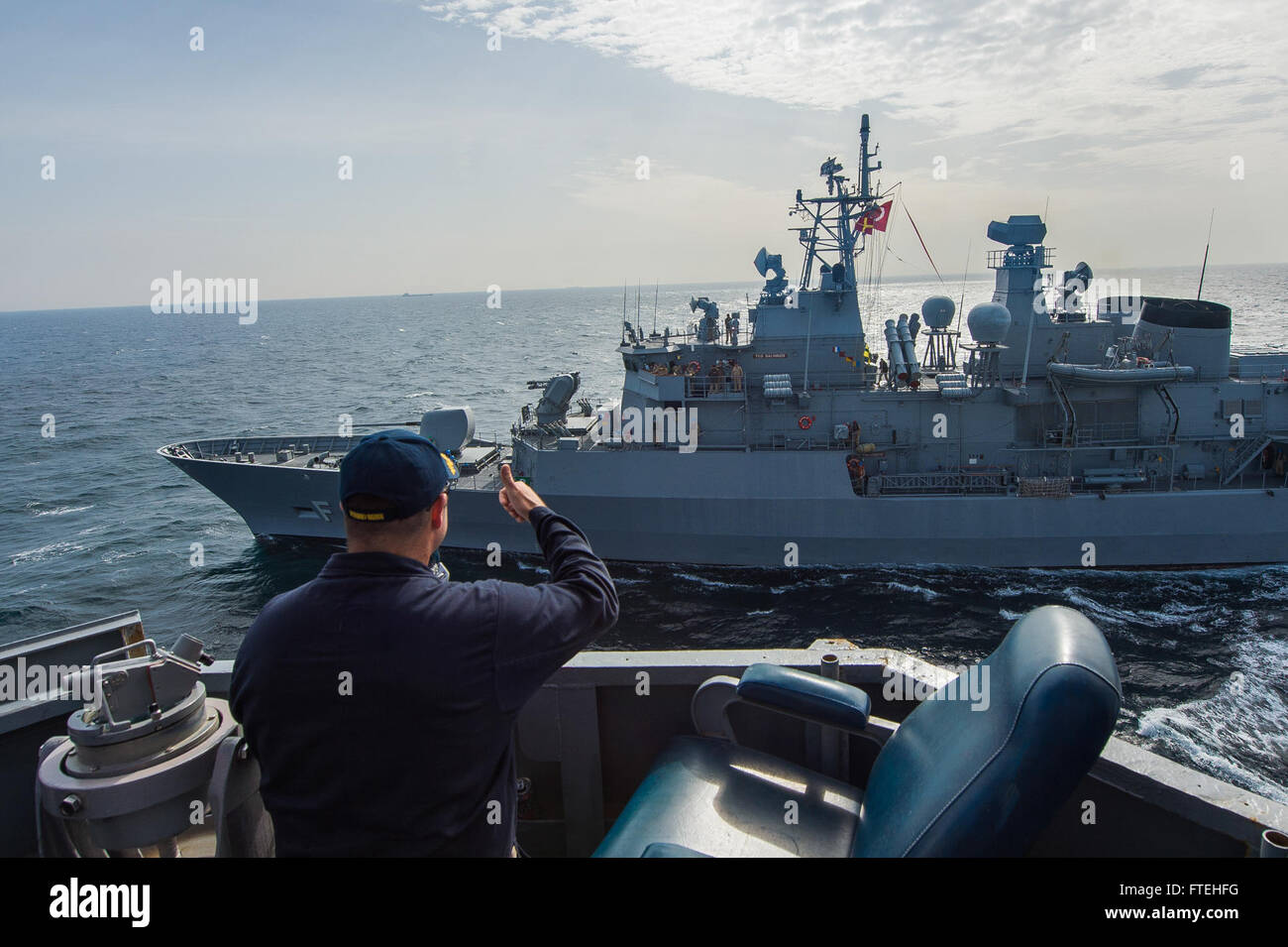 Schwarzes Meer (16. Oktober 2014) – CMdR Dennis Farrell, Kommandierender Offizier an Bord der Arleigh-Burke-Klasse geführte Flugkörper Zerstörer USS Cole (DDG-67) gibt einen Daumen hoch für die Crew der türkischen Marine Barbaros-Klasse Fregatte TCG Salihreis (F 246) während einer Übung vorbei. Cole, in Norfolk, Virginia, Gridley führt Marinebetriebe in den USA 6. Flotte Bereich der Maßnahmen zur Erhöhung der Sicherheit der Vereinigten Staaten in Europa interessiert. Stockfoto