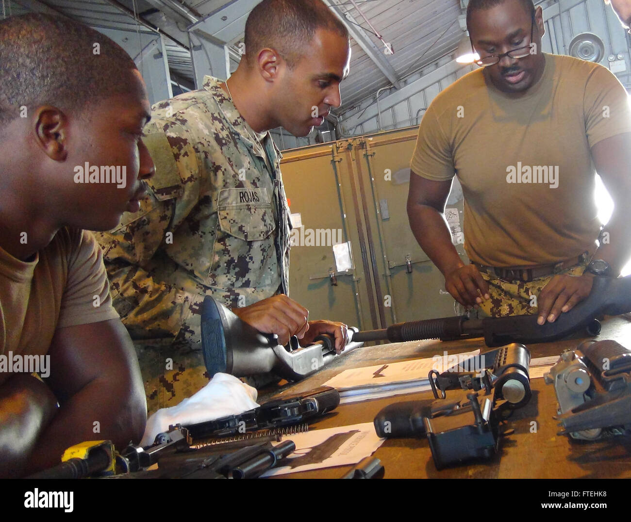 Chief Boatswain's Mate Cesar Rojas und andere Mitglieder der Coastal Riverine Squadron 4 erhalten während des Expeditionary Warfare Trainings auf der Marinestation Rota, Spanien, Anweisungen zum Zusammenstellen von Schusswaffen. Stockfoto