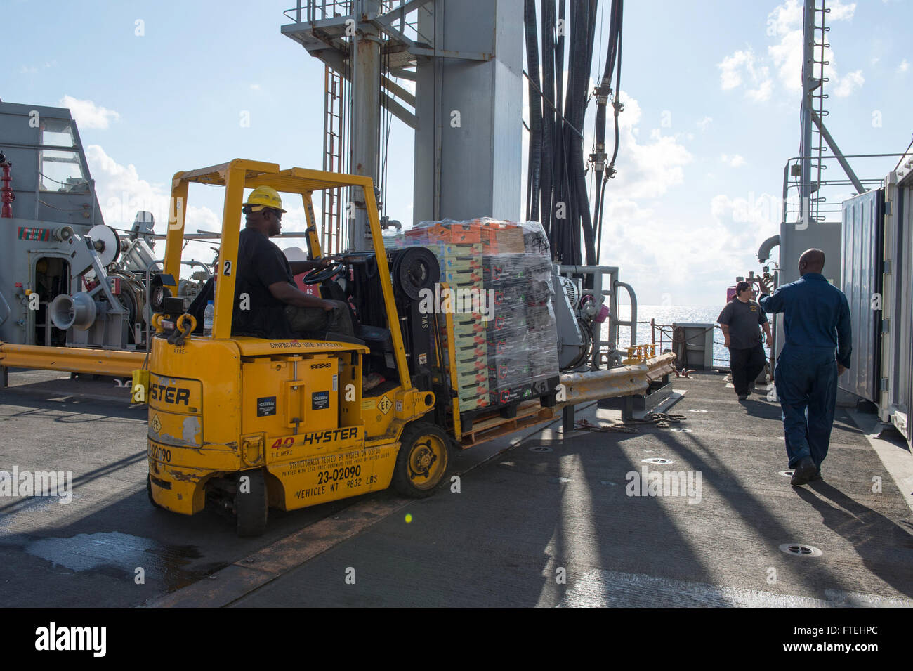 MEDITERRANEAN SEA (28. Oktober 2014) - arbeiten Staatsdienst Seeleute an Bord der Flotte Nachschub Öler USNS Leroy Grumman (T-AO-195). Grumman, der Military Sealift Command Mittelmeer-Pflicht-Öler ist nach vorne in die USA eingesetzt 6. Flotte Bereich der Maßnahmen zur Erhöhung der nationalen Sicherheit Interessen in Europa und Afrika. Stockfoto