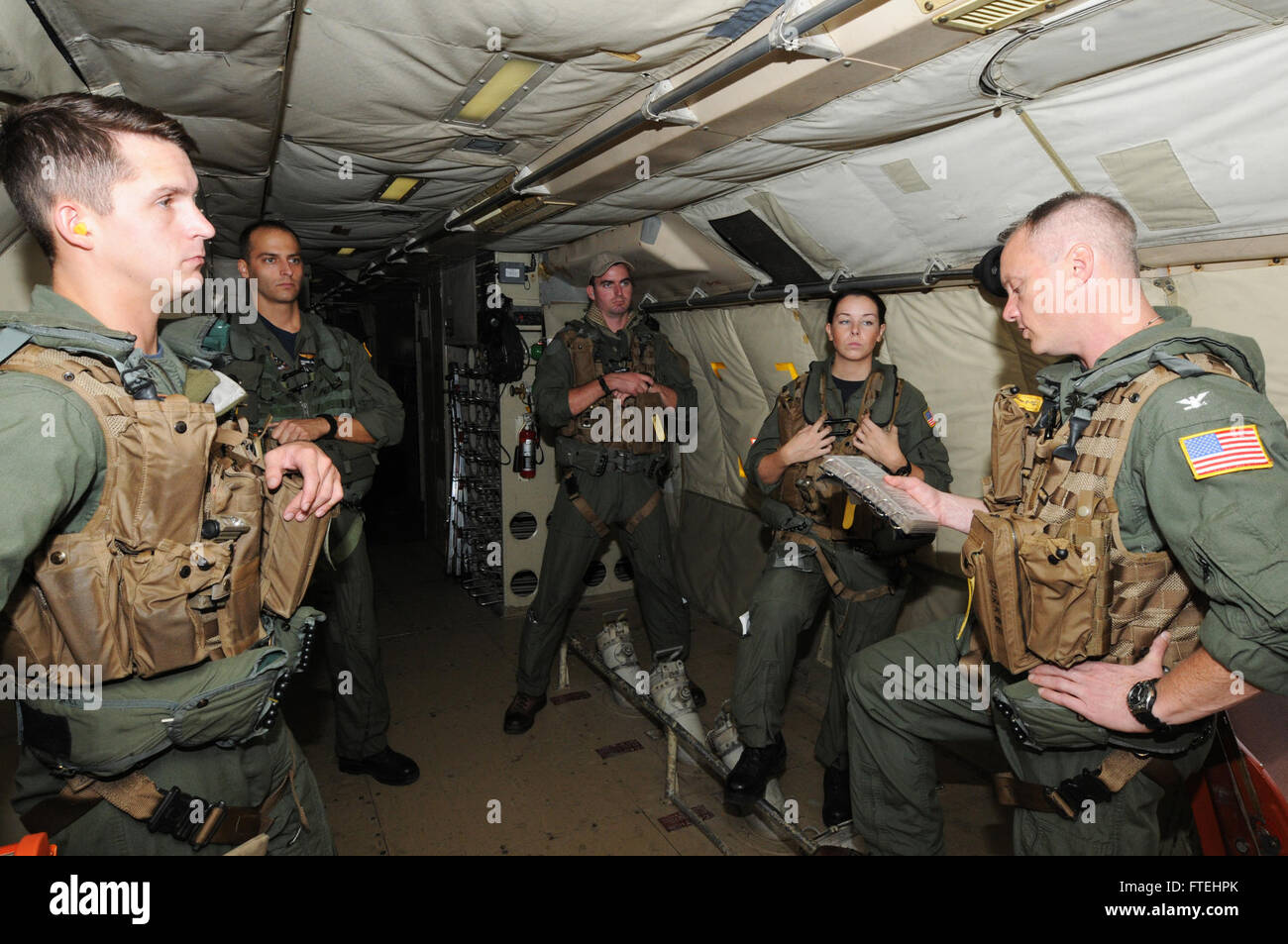 SIGONELLA, Sizilien (28. Oktober 2014) - Segler zugewiesen Patrol Squadron vier, (VP 4) hören Sie Kapitän Bryan Durkee, Commodore Commander Task Force 67, bei einem Flugzeug-Seite Briefing vor einem Übungsflug. VP 4 führt Marinebetriebe in den USA 6. Flotte Bereich der Maßnahmen zur Erhöhung der Sicherheit der Vereinigten Staaten in Europa interessiert. Stockfoto