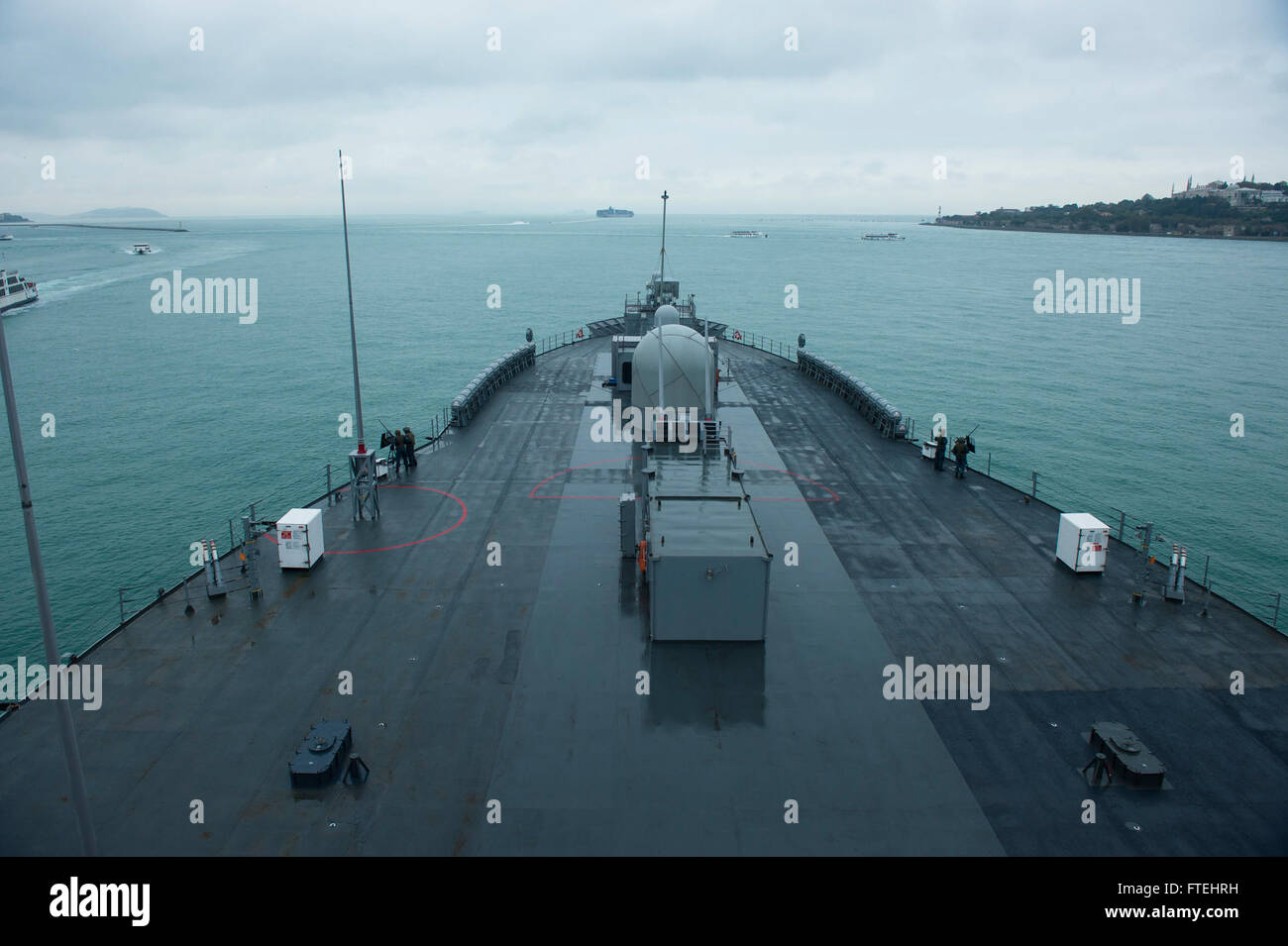 Bosporus (28. Oktober 2014) den USA 6. Flottenkommando und Kontrolle Schiff USS Mount Whitney (LCC-20) Transite der Bosporus-Meerenge im Routinebetrieb. Mount Whitney ist Durchführung von Seeoperationen mit Verbündeten und Partnern in den USA 6. Flotte Tätigkeitsbereich um Sicherheit und Stabilität in Europa voranzubringen. Stockfoto