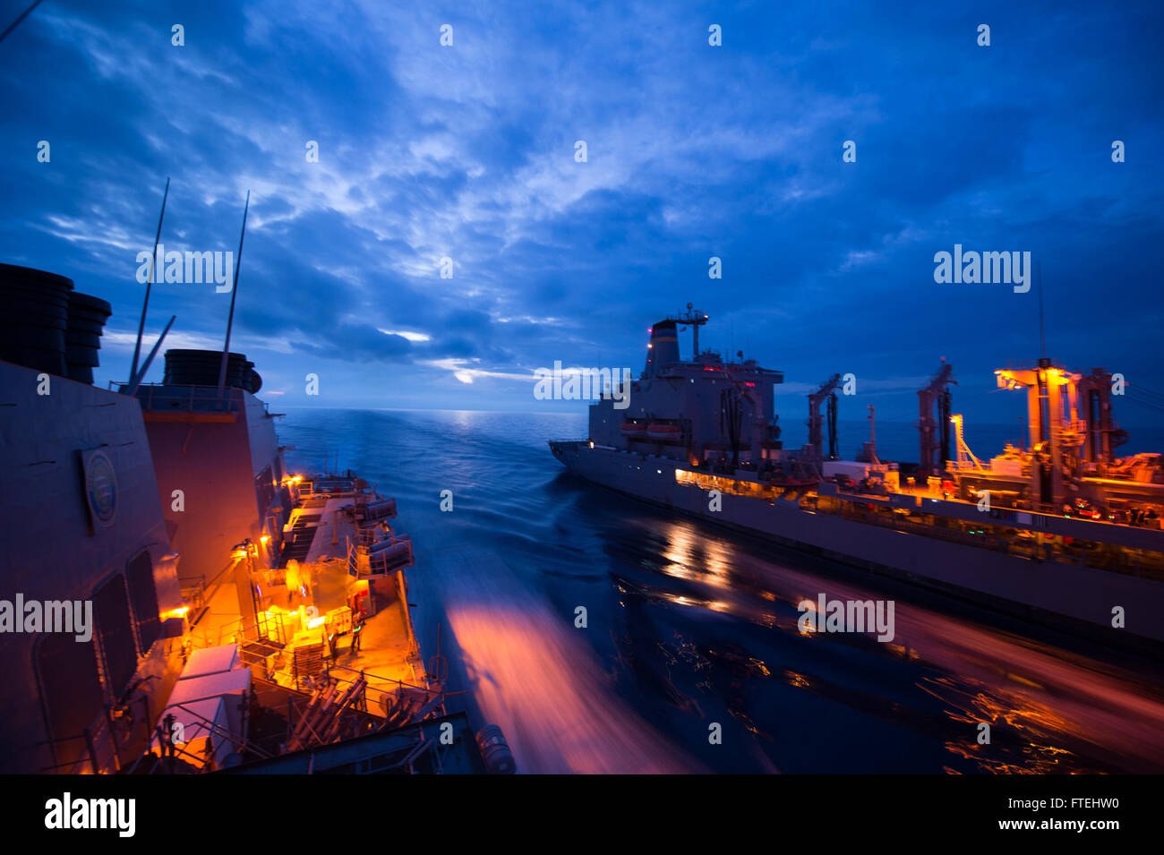 MEDITERRANEAN SEA (28. Oktober 2014) - führt die Arleigh-Burke-Klasse geführte Flugkörper Zerstörer USS Ross (DDG 71) ein Nachschub auf See mit Military Sealift Command Flotte Nachschub Öler USNS Leroy Grumman (T-AO 195) im Mittelmeer, Okt. 28. Ross, in Rota, Spanien, Gridley führt Marinebetriebe in den USA 6. Flotte Bereich der Maßnahmen zur Erhöhung der Sicherheit der Vereinigten Staaten in Europa interessiert. Stockfoto