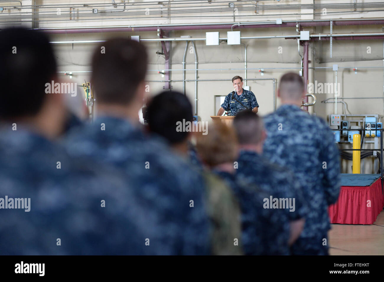 SIGONELLA, Sizilien (29. Oktober 2014) Admiral Mark Ferguson, Kommandeur der US Naval Forces Europe-Africa, spricht mit Matrosen, Marines und Soldaten während eines All-Hands-Anrufs an Bord Naval Air Station (NAS) Sigonella, Okt. 29.  Ferguson dankte Segler für ihre Beiträge für die NATO und US Naval Forces Europe-Africa Mission. Stockfoto