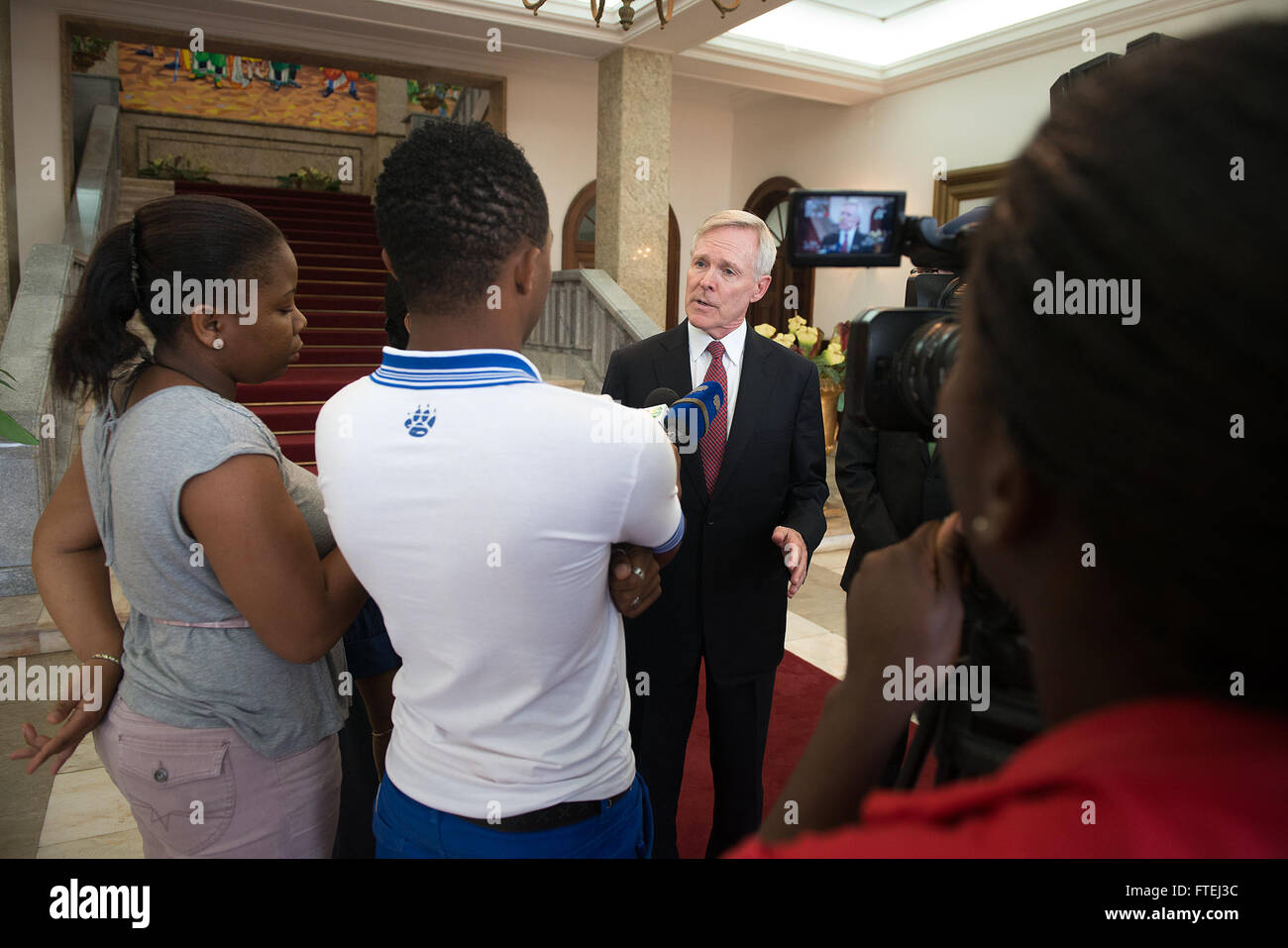 SÃO TOMÉ, São Tomé und Príncipe (16. August 2013) Secretary Of The Navy (SECNAV) Ray Mabus Interviews mit São Tomé und Príncipe Medien nach Mabus traf mit São Tomé und Príncipe Präsident Manuel Pinto da Costa in der afrikanischen Nation Hauptstadt. São Tomé und Príncipe ist einer von mehreren Ländern in der gesamten Region wo Mabus Matrosen und Marinesoldaten stößt, zivile und militärische Beamte, Sicherheit und Stabilität zu diskutieren und bestehende Partnerschaften mit afrikanischen Nationen zu verstärken. Stockfoto