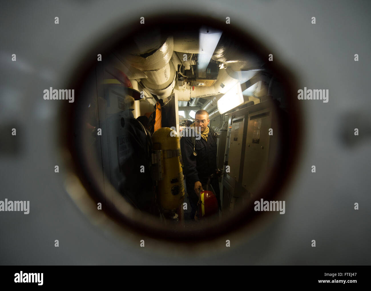 Seeleute an Bord der USS Bulkeley (DDG 84) führen während einer Übung im Mittelmeer eine allgemeine Viertelübung durch. Das Schiff, Teil der Harry S. Truman Carrier Strike Group, unterstützt die maritime Sicherheit und Zusammenarbeit im Gebiet der 6. US-Flotte. Stockfoto