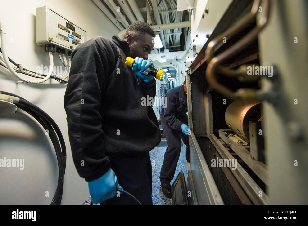 Dieses Bild zeigt den Schiffsdienstmann der 3. Klasse Edward Arhin, der planmäßige Wartungsarbeiten an einer Ventilatorspule an Bord der USS Cole (DDG 67) im Mittelmeer durchführt, als Teil seiner laufenden Marineoperationen. Stockfoto Dieses Bild zeigt den Schiffsdienstmann der 3. Klasse Edward Arhin, der planmäßige Wartungsarbeiten an einer Ventilatorspule an Bord der USS Cole (DDG 67) im Mittelmeer durchführt, als Teil seiner laufenden Marineoperationen. Stockfoto