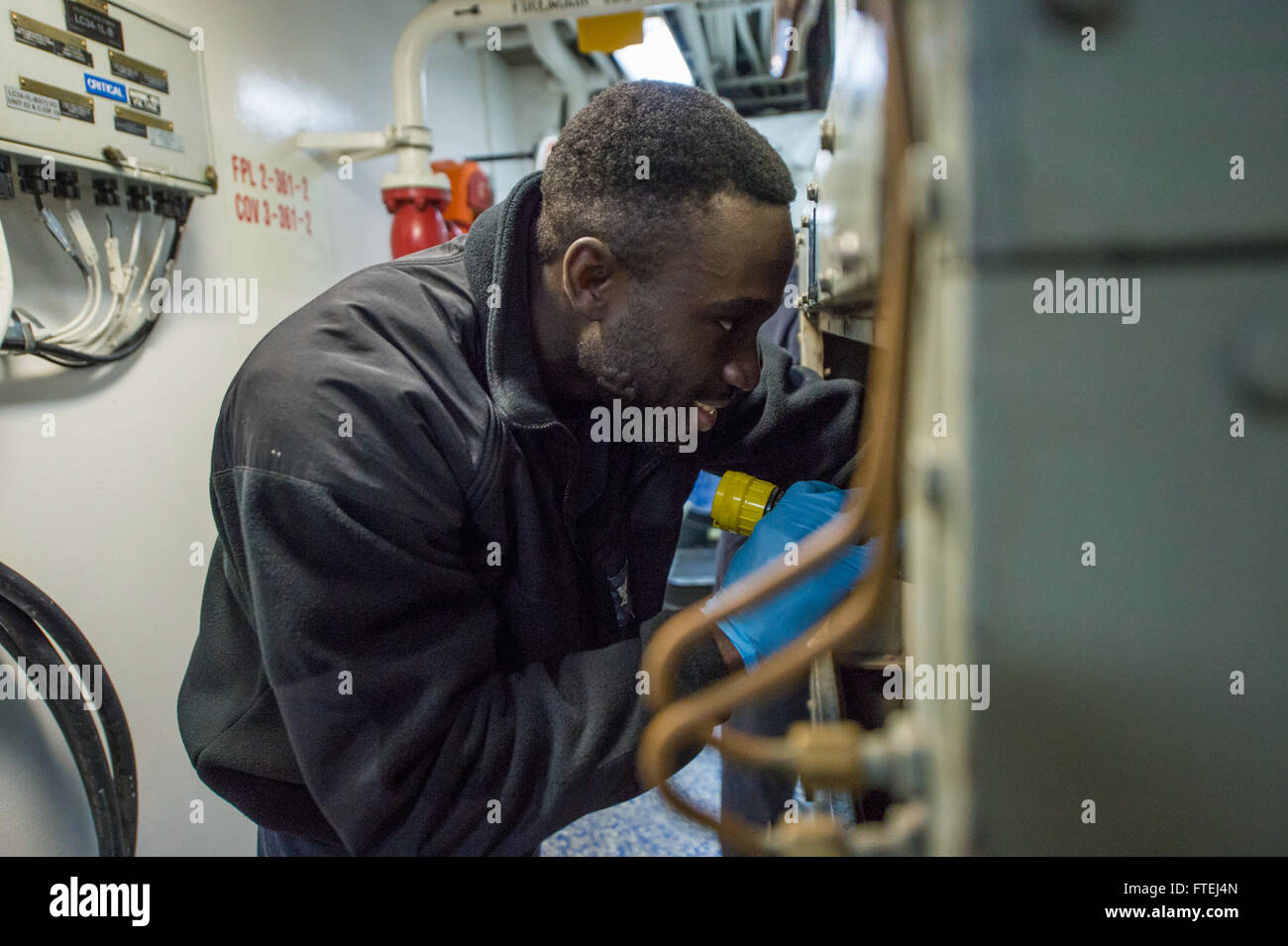 Am 4. November 2014 führt Edward Arhin die Wartung der Ventilatorspule an Bord der USS Cole (DDG 67) durch, eines Raketenzerstörers der Arleigh-Burke-Klasse. Die USS Cole, die in Norfolk, VA, stationiert wurde, führt Marineoperationen im Gebiet der 6. Flotte durch, um die nationalen Sicherheitsinteressen der USA in Europa zu unterstützen. Stockfoto Am 4. November 2014 führt Edward Arhin die Wartung der Ventilatorspule an Bord der USS Cole (DDG 67) durch, eines Raketenzerstörers der Arleigh-Burke-Klasse. Die USS Cole, die in Norfolk, VA, stationiert wurde, führt Marineoperationen im Gebiet der 6. Flotte durch, um die nationalen Sicherheitsinteressen der USA in Europa zu unterstützen. Stockfoto