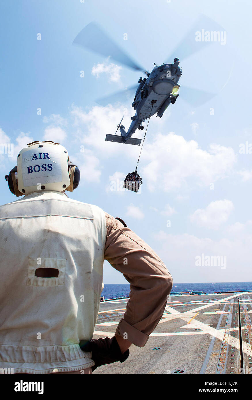 Mittelmeer (18. August 2013) Ð Lt. CMdR John Nadder, Air Boss aus Richmond, VA., beobachtet, wie ein SH-60 R Seahawk bereitet sich auf Lieferungen fallen während eines vertikalen Nachschub auf See (VERTREP) mit Military Sealift Command Öler USNS Leroy Grumman (T-AO 195) an Bord der Lenkwaffenzerstörer USS Gravely (DDG 107). Ernsthaft, ist Gridley in Norfolk, Virginia, auf eine geplante Bereitstellung maritimer Sicherheitsoperationen und Sicherheitsbemühungen Zusammenarbeit Theater in der 6. Flotte Verantwortungsbereich zu unterstützen. Stockfoto