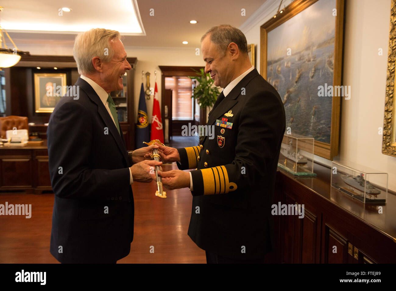 ANKARA, Türkei (12. November 2014) Secretary Of The Navy (SECNAV) Ray Mabus Signatur bleibt in Honor Book am monumentalen Mausoleum Anitkabir. Mabus unterzeichnet das Buch nach der Teilnahme an einer Kranzniederlegung Zeremonie am Denkmal für Respekt zu den historischen türkischen Führer Mustafa Kemal Atatürk zu liefern. Stockfoto