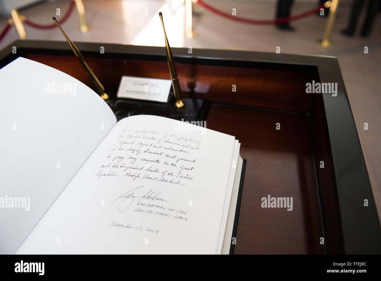 ANKARA, Türkei (12. November 2014) Secretary Of The Navy (SECNAV) Ray MabusÕ Signatur bleibt in der Honor Book am monumentalen Mausoleum Anitkabir. Mabus unterzeichnet das Buch nach der Teilnahme an einer Kranzniederlegung Zeremonie am Denkmal für Respekt zu den historischen türkischen Führer Mustafa Kemal Atatürk zu liefern. Stockfoto