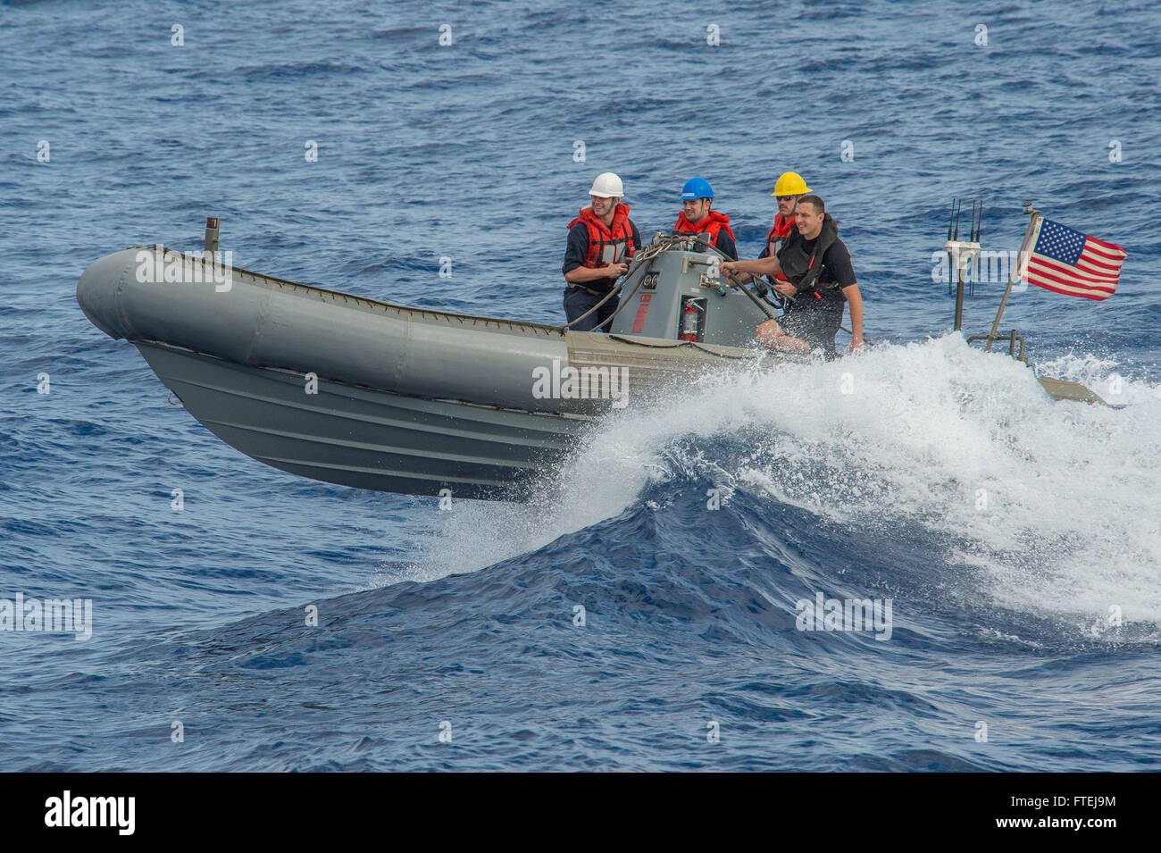 Mittelmeer (16. November 2014) – der Bootsmann Mate 2. Klasse Alan Farthing, von Grove City, Ohio, Manöver eine geriffelte Rumpf Schlauchboot neben USS Cole (DDG-67) während ein PKW-Transfer. Cole, ein Zerstörer der Arleigh Burke-Klasse geführte Flugkörper in Norfolk, Gridley führt Marinebetriebe in den USA 6. Flotte Bereich der Maßnahmen zur Erhöhung der Sicherheit der Vereinigten Staaten in Europa interessiert. Stockfoto