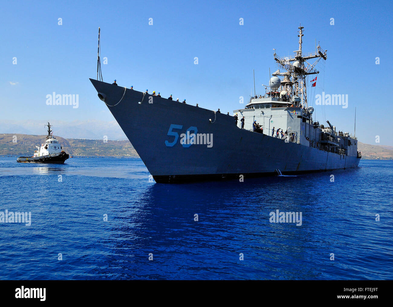 SOUDA BAY, Griechenland (19. August 2013) - kommt die geführte Raketen Fregatte USS Samuel B. Roberts (FFG-58) für einen Port-Besuch.  Roberts, Gridley in Mayport, Florida, in den USA bereitgestellt wird 6. Flotte Aufgabengebiet maritimer Sicherheitsoperationen und Theater Sicherheitsbemühungen Zusammenarbeit zu unterstützen. Stockfoto