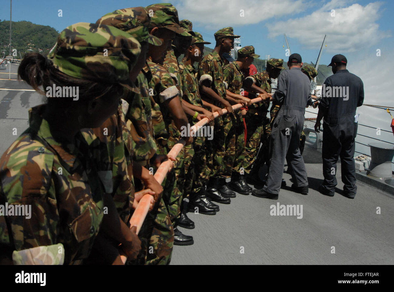 PORT VICTORIA, Seychellen (19. November 2014) - Seychellen Küstenwache Mitglieder lernen Linie Handhabung von Matrosen an Bord USS James E. Williams (DDG-95), 19. November. James E. Williams, ein Zerstörer der Arleigh-Burke-Klasse-geführte Flugkörper in Norfolk, Virginia, Gridley führt Marinebetriebe in den USA 6. Flotte Bereich der Maßnahmen zur Erhöhung der Sicherheit der Vereinigten Staaten in Afrika interessiert. Stockfoto