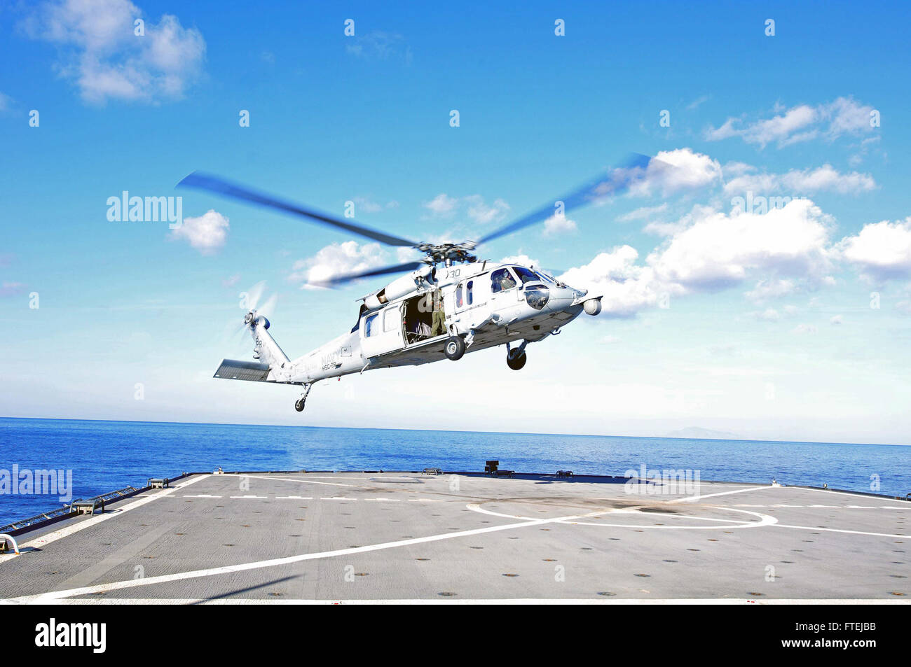 MEDITERRANEAN SEA (20. November 2014) - landet ein MH-60 s Sea Hawk Hubschrauber zugewiesen, die Ghostriders der Hubschrauber Meer bekämpfen Squadron (HSC) 28 an Bord USS Mount Whitney (LCC-20) während einer neu betanken auf See. Mount Whitney, der US 6. Flotte Kommando- und Schiff, vorwärts-Einsatz nach Gaeta, Italien, arbeitet mit einer kombinierten Mannschaft von Matrosen und Military Sealift Command Staatsdienst Seeleute. Stockfoto