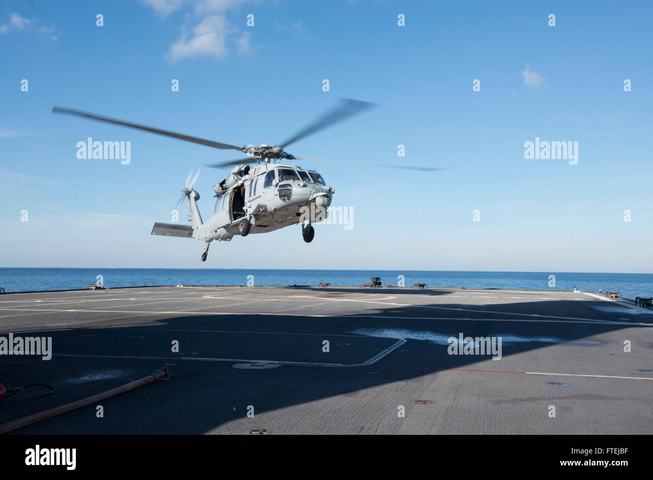 MEDITERRANEAN SEA (20. November 2014) - bereitet ein MH-60 Seahawk Hubschrauber zugewiesen, die Ghostriders der Hubschrauber Sea-Kampf Geschwader (HSC) 28 an Bord USS Mount Whitney (LCC-20), 20 November landen. Mount Whitney, der US 6. Flotte Kommando- und Flaggschiff, nach vorn eingesetzt nach Gaeta, Italien, führt Marineoperationen mit Verbündeten und Partnern in den USA 6. Flotte Tätigkeitsbereich um Sicherheit und Stabilität in Europa voranzubringen. Stockfoto