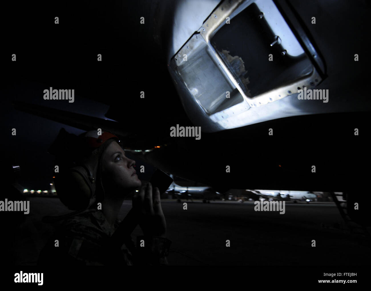 Dieses Foto zeigt den Luftfahrtort der 2. Klasse Michelle Boatman, der den Spreu- und Flare-Dispenser eines P-3C Orion Marinefahrtflugzeugs auf der Marineflugstation Sigonella inspiziert und dabei die Rolle des Militärpersonals bei der Aufrechterhaltung der Einsatzbereitschaft für die Sicherheit im Seeverkehr unterstreicht. Stockfoto