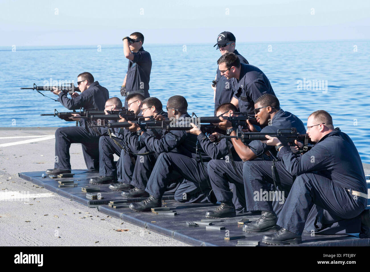 MEDITERRANEAN SEA (21. November 2014) - Segler führen eine Lebensfeuer Übung an Bord USS Mount Whitney (LCC-20), November 21. Mount Whitney, der US 6. Flotte Kommando- und Flaggschiff, nach vorn eingesetzt nach Gaeta, Italien, arbeitet mit einer kombinierten Mannschaft von Matrosen und Military Sealift Command Staatsdienst Seeleute. Stockfoto