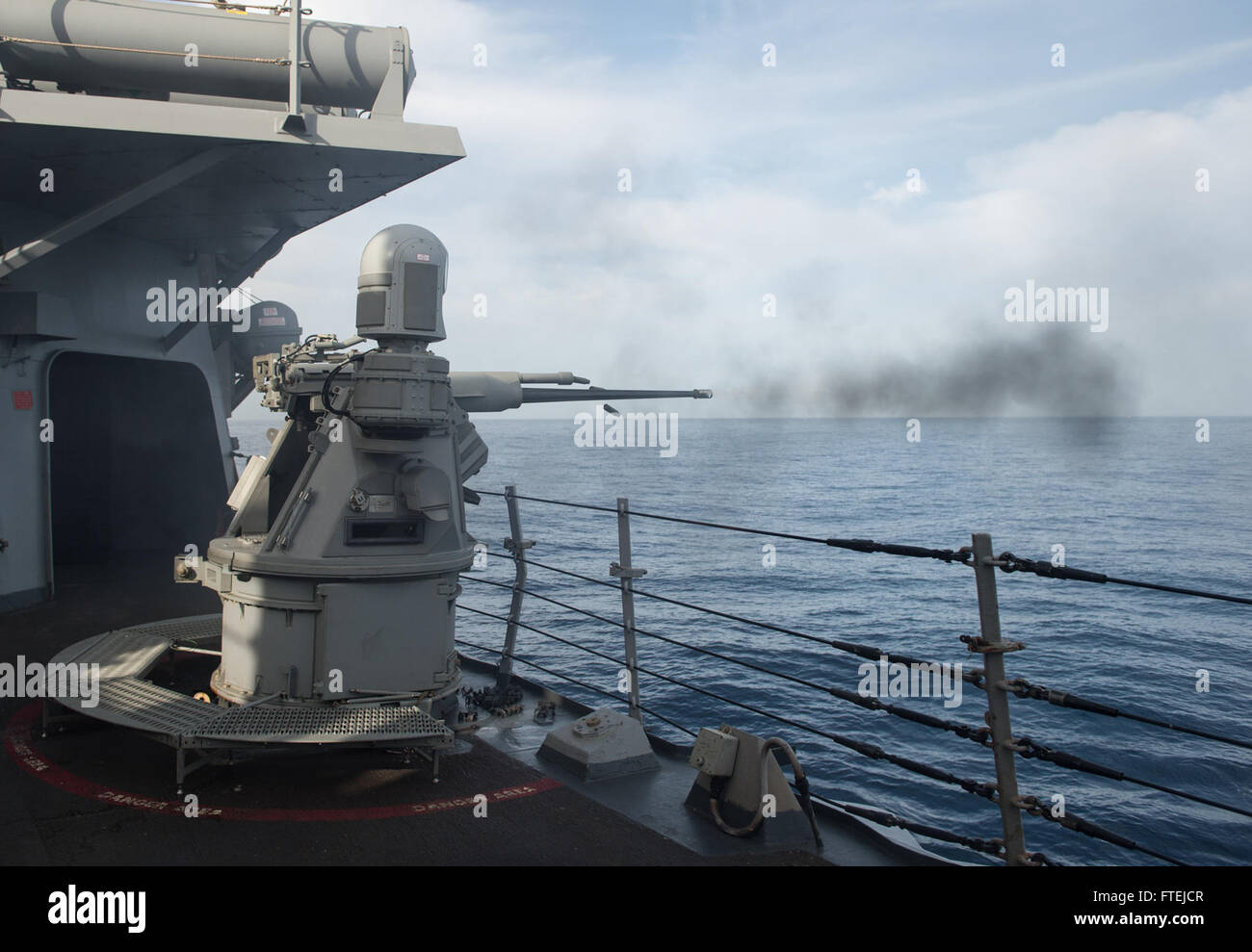 MEDITERRANEN Meer (23. November 2014) - USS Donald Cook (DDG-75) feuert seine MK 38 25 mm Maschinengewehr während einer Demonstration Schießwesen. Donald Cook, ein Zerstörer der Arleigh-Burke-Klasse-geführte Flugkörper in Rota, Spanien, Gridley führt Marinebetriebe in den USA 6. Flotte Bereich der Maßnahmen zur Erhöhung der Sicherheit der Vereinigten Staaten in Europa interessiert. Stockfoto