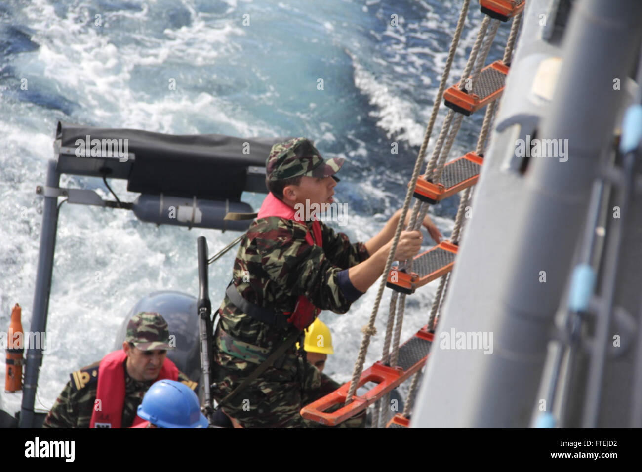 MEDITERRANEAN SEA (24. November 2014) – klettert ein marokkanische Seemann an Bord USS Simpson (FFG 56) während einer bilateralen maritime Interdiction Übung mit der marokkanischen Fregatte Sultan Moulay Ismail (FF 614), 24. Nov.. USS Simpson, ein Oliver Hazard Perry-Klasse Fregatte geführte Flugkörper, Gridley in Mayport in Florida führt Marinebetriebe in den USA 6. Flotte Bereich der Maßnahmen zur Erhöhung der Sicherheit der Vereinigten Staaten in Europa interessiert. Stockfoto