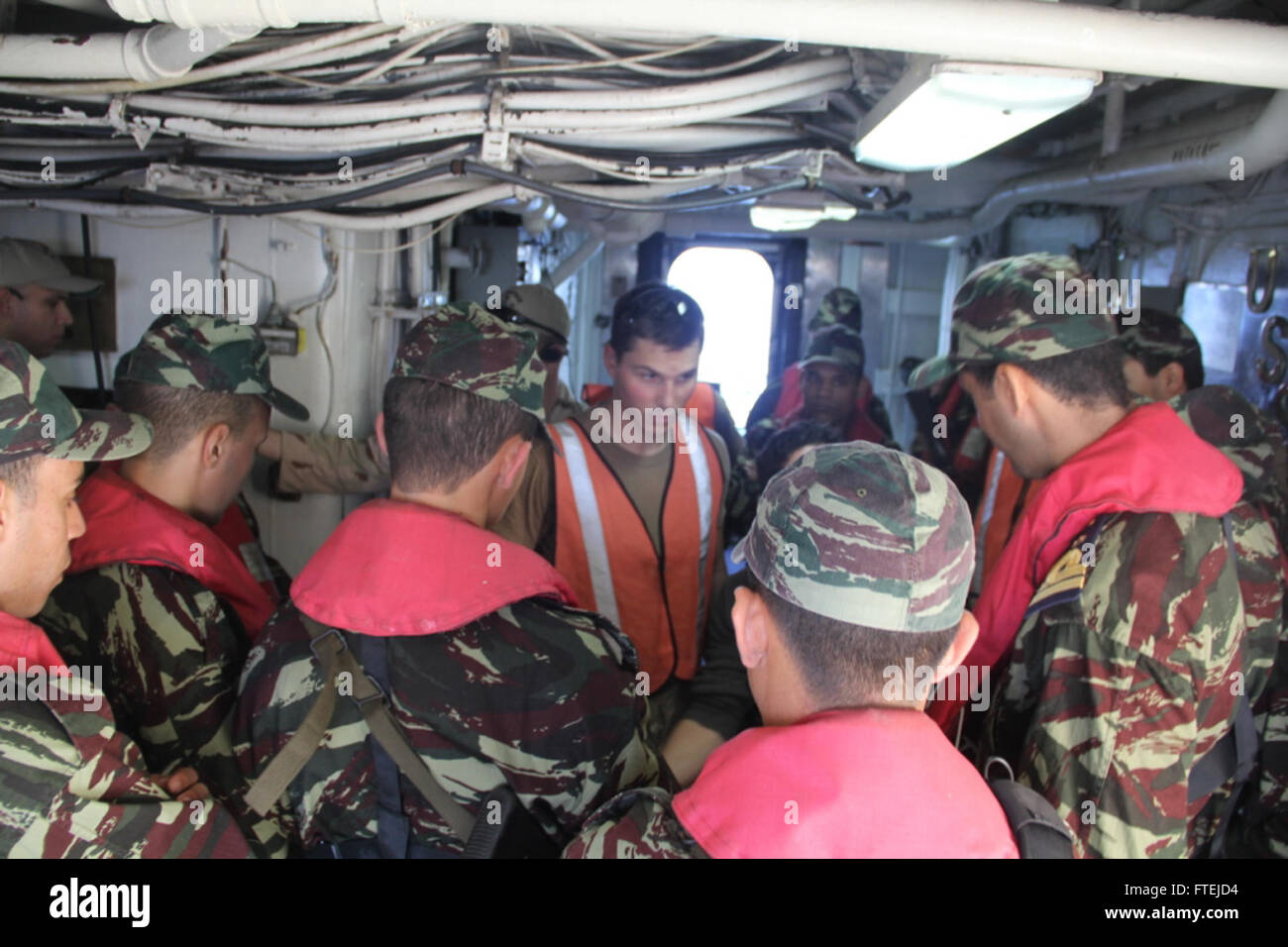 Seeleute der US-Marine und marokkanische Seeleute führen während einer bilateralen Übung mit der marokkanischen Fregatte Sultan Moulay Ismail einen Besuch, eine Durchsuchung und eine Beschlagnahme an Bord der USS Simpson (FFG 56) durch, um die Sicherheit im Mittelmeer zu verbessern. Stockfoto Seeleute der US-Marine und marokkanische Seeleute führen während einer bilateralen Übung mit der marokkanischen Fregatte Sultan Moulay Ismail einen Besuch, eine Durchsuchung und eine Beschlagnahme an Bord der USS Simpson (FFG 56) durch, um die Sicherheit im Mittelmeer zu verbessern. Stockfoto