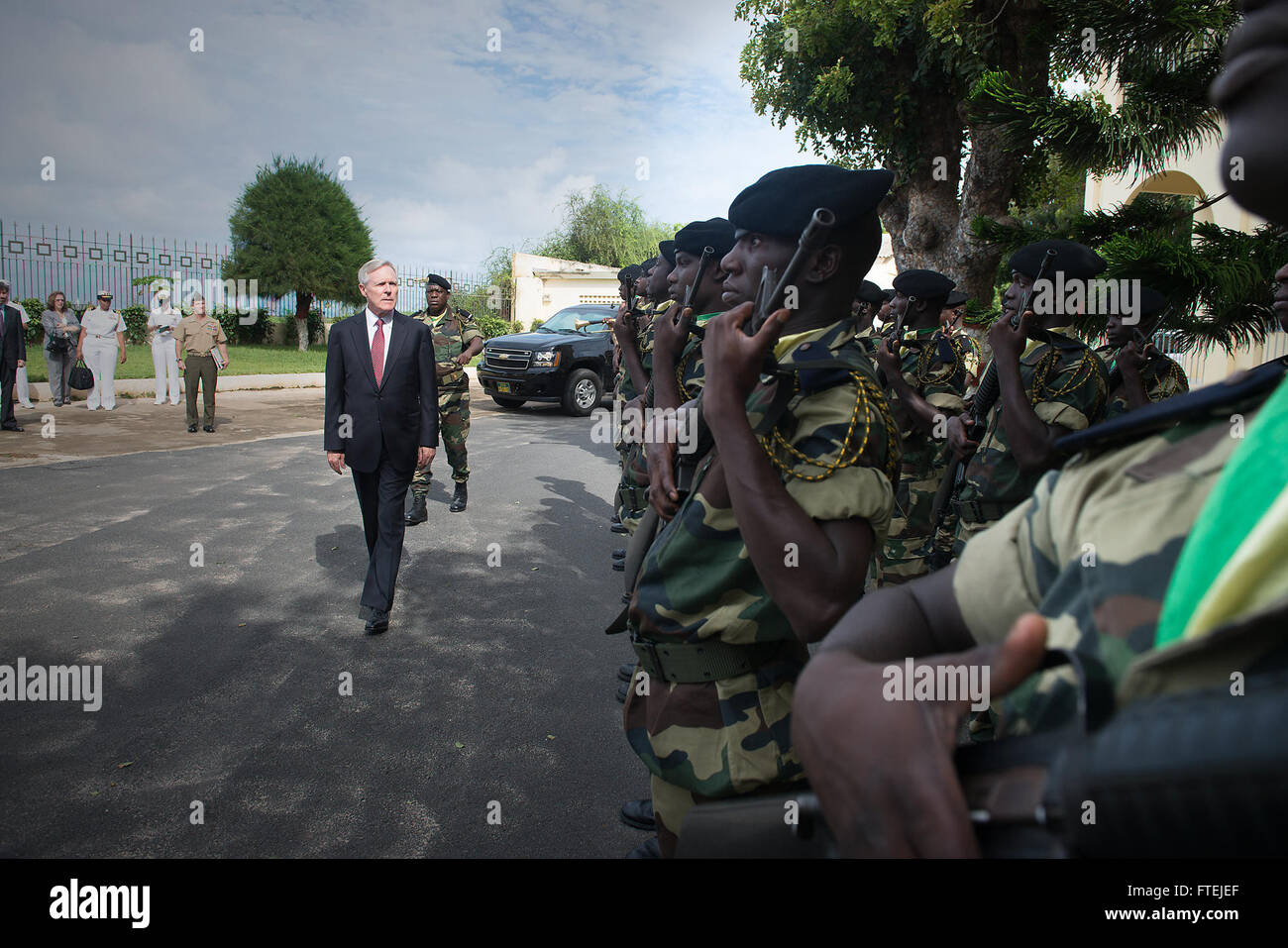 Der Marineminister Ray Mabus berichtet während seines Besuchs in verschiedenen afrikanischen Nationen über das senegalesische Militärangehörige in Dakar, Senegal. Der Besuch zielte darauf ab, die Sicherheit, die Stabilität und die Partnerschaften zwischen den USA und afrikanischen Nationen zu stärken, wobei der Schwerpunkt auf der militärischen und zivilen Zusammenarbeit lag. Stockfoto