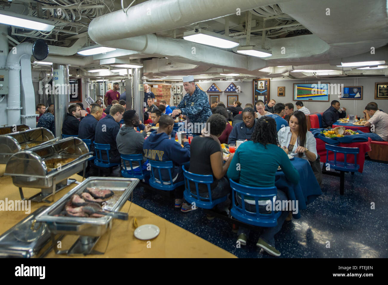 SOUDA BAY, Griechenland (27. November 2014) – Seeleute an Bord der USS Cole (DDG-67) genießen Sie ein Thanksgiving-Essen. Cole eine Arleigh-Burke-Klasse geführte Flugkörper Zerstörer in Norfolk, Gridley führt Marinebetriebe in den USA 6. Flotte Bereich der Maßnahmen zur Erhöhung der Sicherheit der Vereinigten Staaten in Europa interessiert. Stockfoto