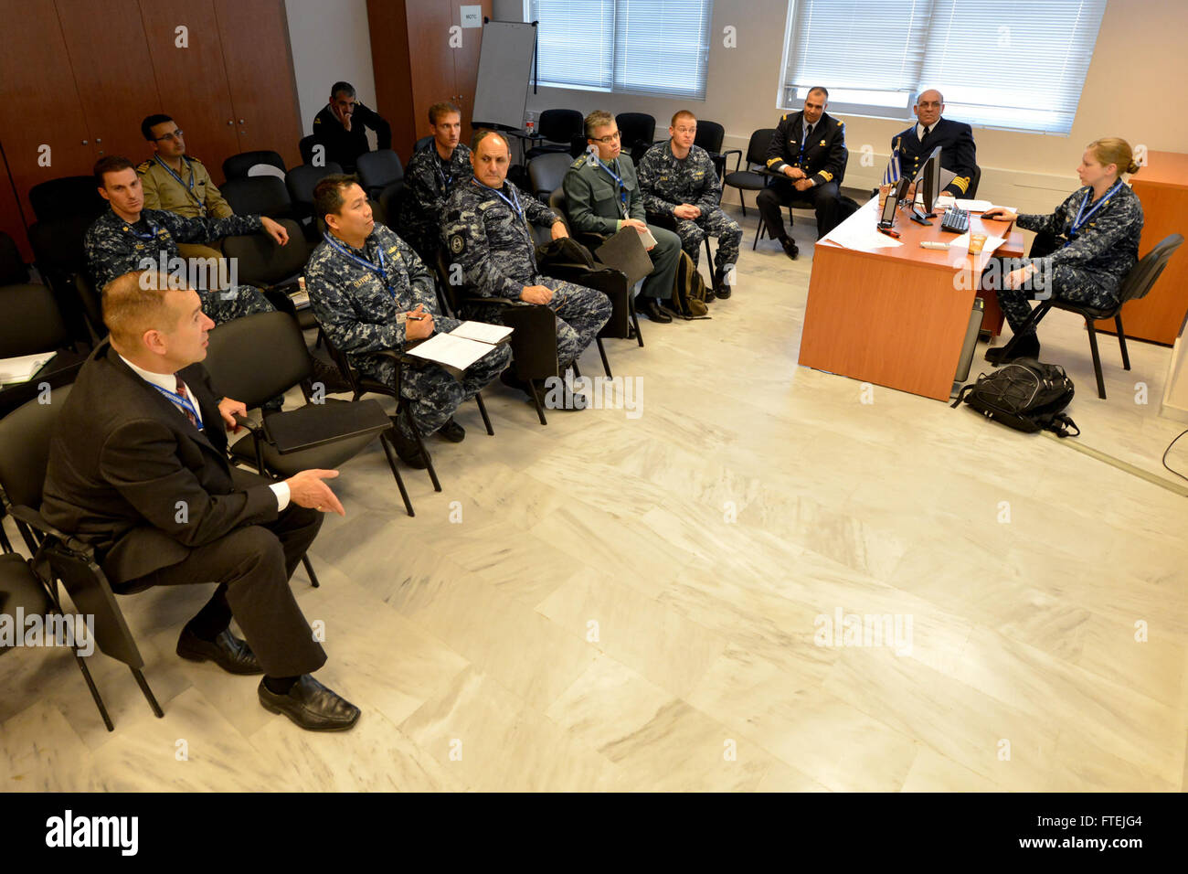 Phoenix Express 2015 ist eine multinationale maritime Übung in Souda Bay, Griechenland. An der Veranstaltung beteiligen sich maritime Fachleute aus Nordafrika, Europa und den USA, um die Sicherheit und Zusammenarbeit im Mittelmeer und in den nordafrikanischen Gewässern zu verbessern. Stockfoto