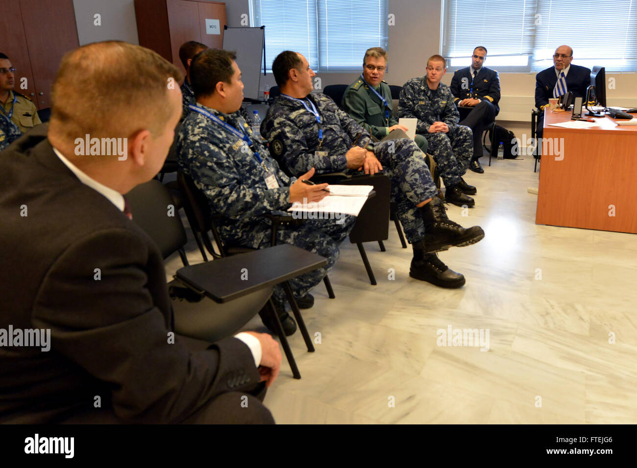Phoenix Express 2015, eine multinationale maritime Übung, begann seinen zweiten Planungstag in Souda Bay, Griechenland. Die vom U.S. Africa Command gesponserte Übung bezieht maritime Fachkräfte aus Nordafrika, Europa und den USA ein, um die Sicherheit und Gefahrenabwehr im Mittelmeer zu verbessern. Stockfoto