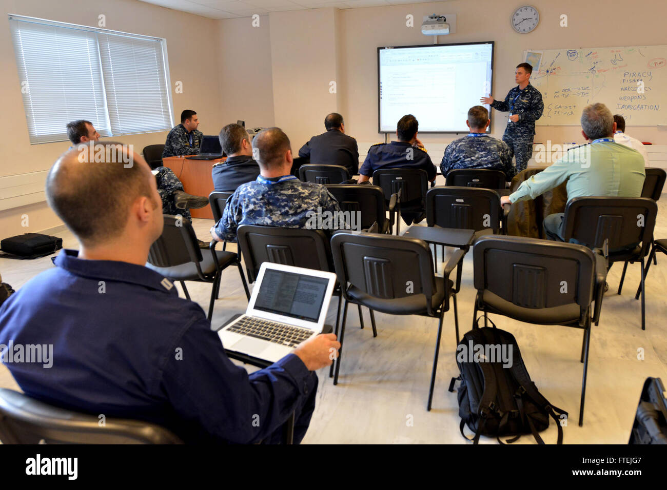 Maritime Fachleute aus Nordafrika, Europa und den USA beteiligen sich an der Planung der Phoenix Express 2015 Übung in Souda Bay, die die Sicherheit und Gefahrenabwehr im Mittelmeer und in nordafrikanischen Gewässern verbessern soll. Stockfoto