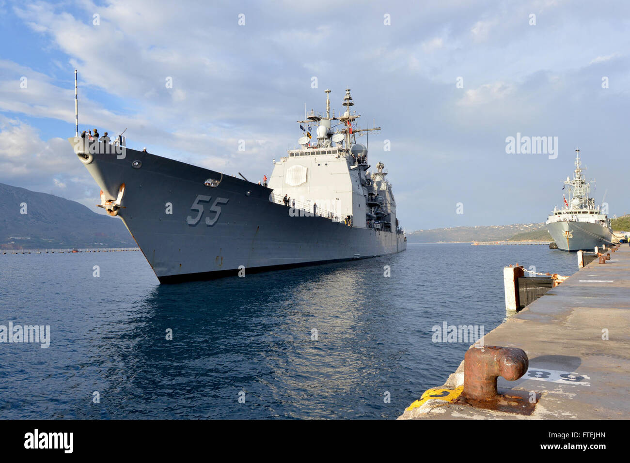 SOUDA BAY, Griechenland (10. Dezember 2014) USS Leyte Gulf (CG-55) zieht der Marathi NATO-Pier-Anlage bei einem geplanten Hafen-Besuch, 10. Dezember 2014. Golf von Leyte, einer Ticonderoga-Klasse geführt-Raketenkreuzer, in Norfolk, Gridley führt Marinebetriebe in den USA 6. Flotte Bereich der Maßnahmen zur Erhöhung der Sicherheit der Vereinigten Staaten in Europa interessiert. Stockfoto