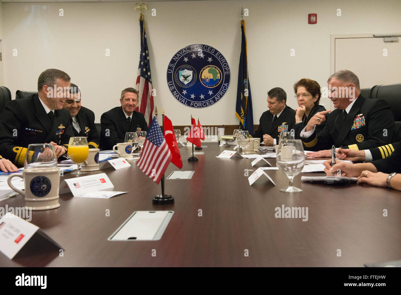Konteradmiral Oguz Karaman von der türkischen Marine und Konteradmiral John Nowell von den US-Marinestreitkräften Europa-Afrika treffen sich im Dezember 2014 bei der Naval Support Activity Naples, um die Verbesserung der militärischen Interoperabilität zwischen den beiden Marinen zu diskutieren. Stockfoto
