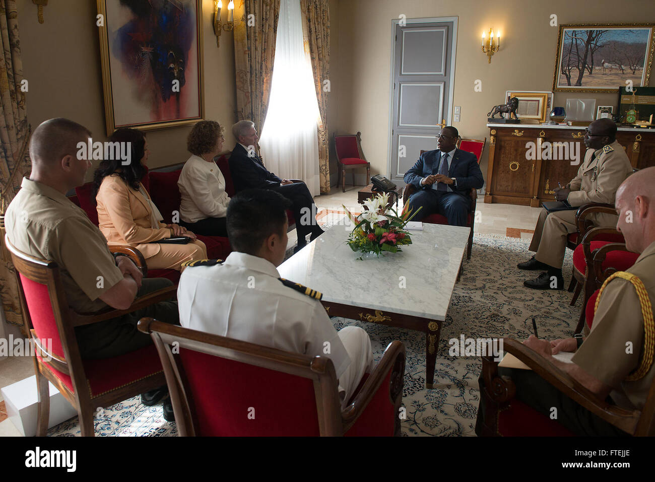 Am 22. August 2013 traf sich der Marineminister Ray Mabus mit dem senegalesischen Präsidenten Macky Sall in Dakar. Dieses Treffen war Teil einer Reise mit mehreren Nationen, deren Ziel es war, über Sicherheit, Stabilität und die Stärkung von Partnerschaften mit afrikanischen Nationen zu diskutieren. Mabus arbeitete sowohl mit militärischen als auch mit zivilen Beamten zusammen und betonte das Engagement der USA für afrikanische Zusammenarbeit und Sicherheit. Stockfoto
