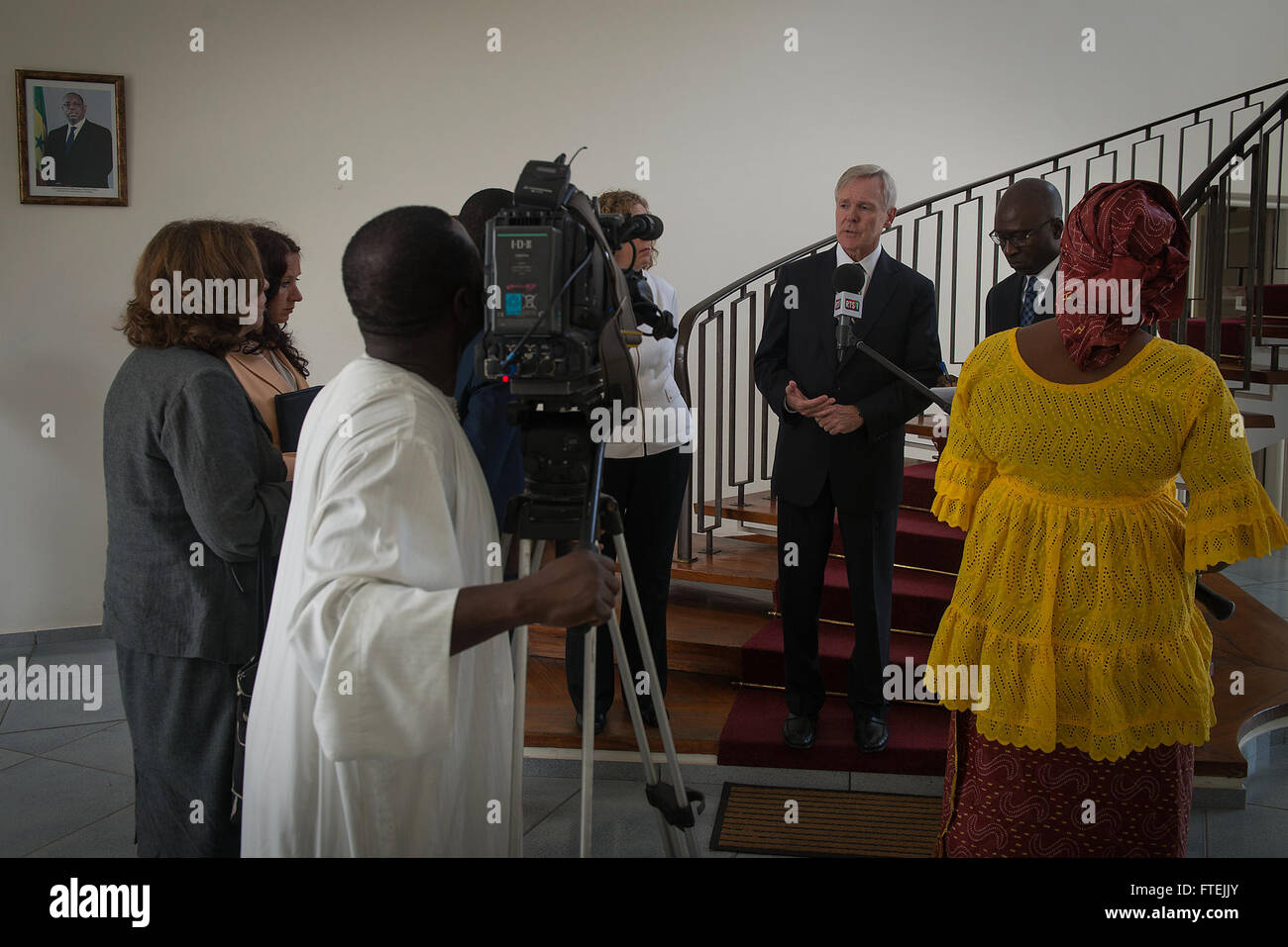 Dieses Bild aus Dakar, Senegal, zeigt den Marineminister Ray Mabus, der nach einem Treffen mit Präsident Macky Sall mit lokalen Medien spricht. Der Besuch war Teil einer diplomatischen Reise, die sich auf militärische Partnerschaften und regionale Stabilität in Afrika konzentrierte. Stockfoto