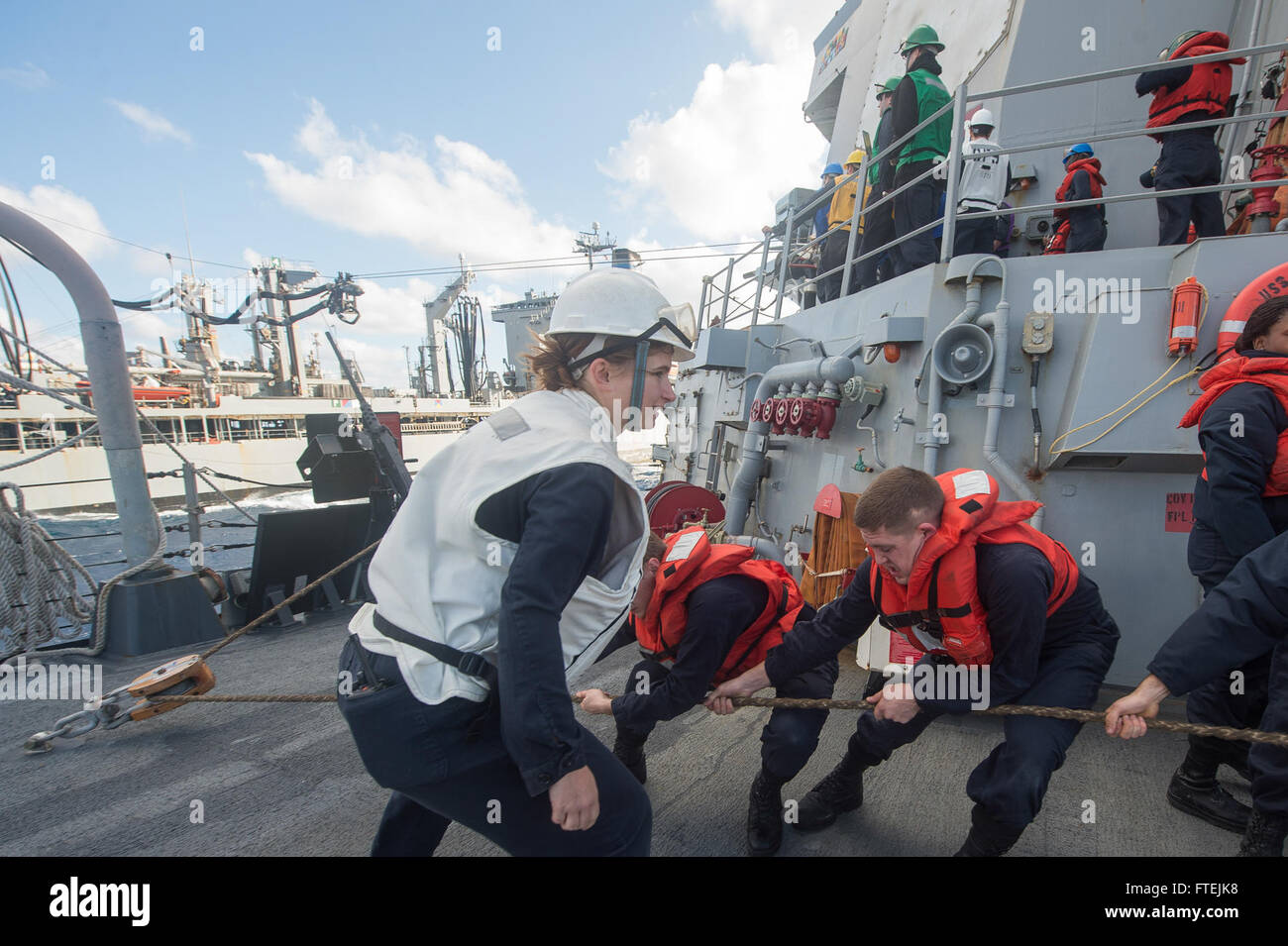 Mittelmeer (14. Dezember 2014) Ensign Hannah Taylor aus Norfolk, leitet Segler zu entfernt einen Stern Messenger Line an Bord der USS Cole (DDG-67) heben während einer Auffüllung auf See mit USNS Kanawha (TAO 196) 14. Dezember 2014. Cole, ein Zerstörer der Arleigh-Burke-Klasse-geführte Flugkörper in Norfolk, Gridley führt Marinebetriebe in den USA 6. Flotte Bereich der Maßnahmen zur Erhöhung der Sicherheit der Vereinigten Staaten in Europa interessiert. Stockfoto