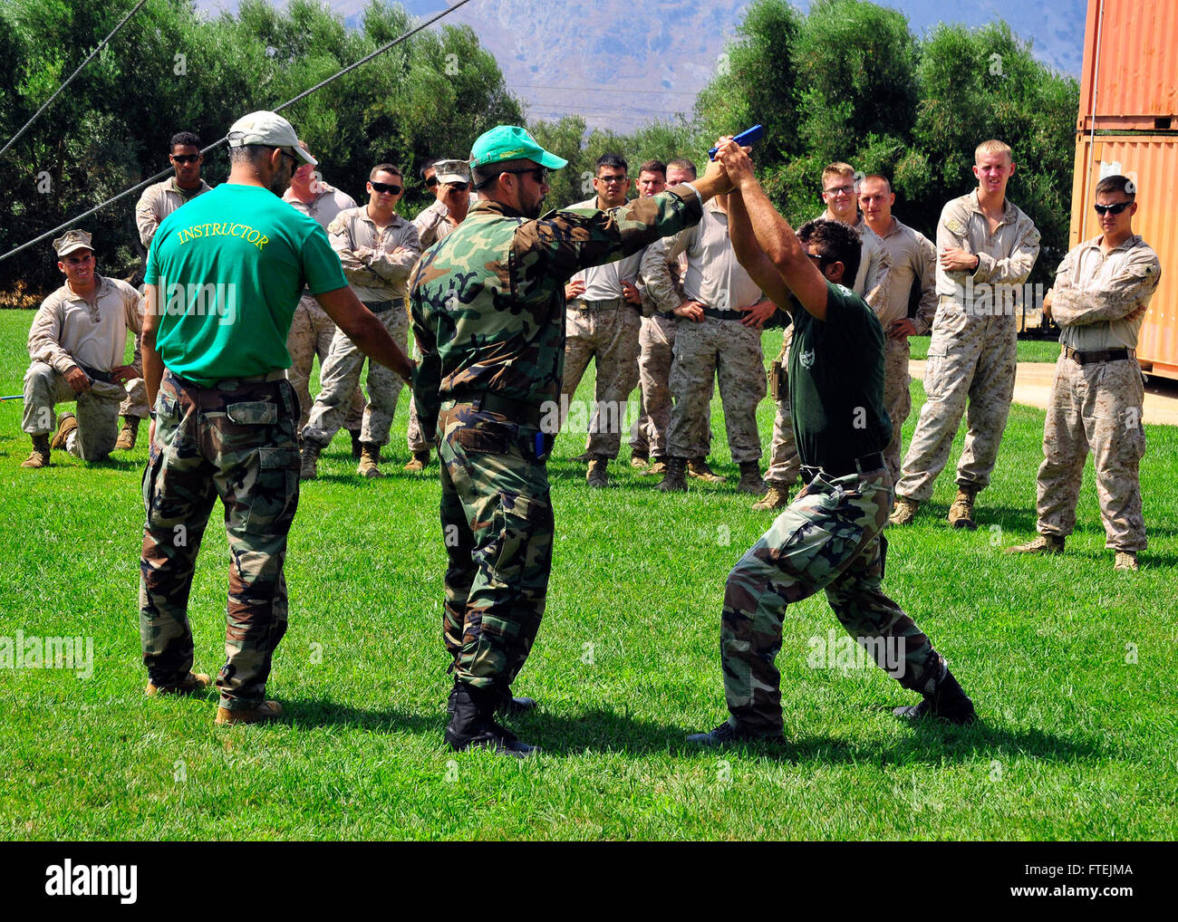 SOUDA BAY, Griechenland (22. August 2013) - US-Marines, die Marine Corps Security Force Europe Flotte Anti-Terror-Sicherheits-Team Uhr griechische militärische Ausbilder zugewiesen zeigen Crew Steuerungstechniken. Die Marines sind in der Ausbildung bei der NATO Maritime Interdiction Operational Training Center (NMIOTC) beteiligt. Das Training fördert die verstärkte Theater Sicherheitskooperation. Stockfoto