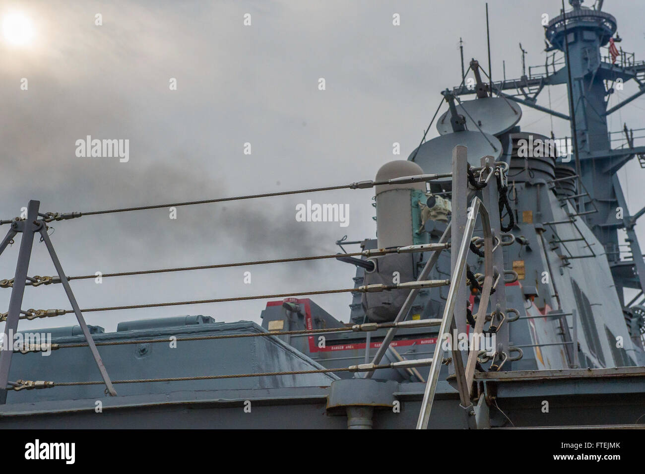 Mittelmeer (18. Dezember 2014) USS Cole (DDG-67) feuert eine Phalanx Nähe in Waffensystem während eines Pre-Action Kaliber Feuer Übung, 18. Dezember 2014. Cole, ein Zerstörer der Arleigh-Burke-Klasse-geführte Flugkörper in Norfolk, Gridley führt Marinebetriebe in den USA 6. Flotte Bereich der Maßnahmen zur Erhöhung der Sicherheit der Vereinigten Staaten in Europa interessiert. Stockfoto