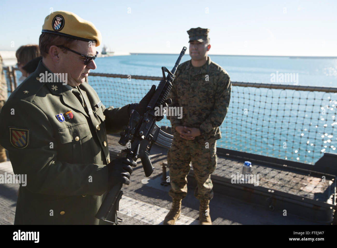Ein spanischer Militärangehöriger inspiziert eine M4 Carbine an Bord der USS Fort McHenry (LSD 43) während einer Marineoperation in Valencia, Spanien, zur Unterstützung der US-Sicherheitsinteressen. Stockfoto