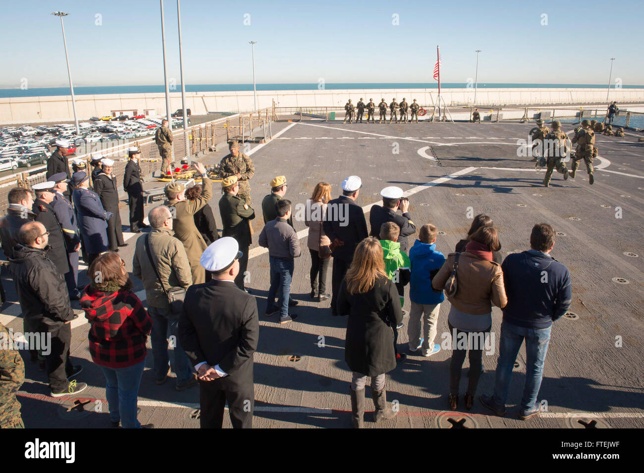 VALENCIA, Spanien (31. Dezember 2014) spanischen Militärs und US-Botschaft Besucher beobachten eine Demonstration von Marines der 24. Marine Expeditionary Unit auf dem Flugdeck der Whidbey Island-Klasse amphibische Landungsschiff USS Fort McHenry (LSD 43) 31. Dezember 2014 andocken.  Fort McHenry, Bestandteil der Iwo Jima amphibisches bereit Group/24th Marine Expeditionary Unit, führt Marinebetriebe in den USA 6. Flotte Bereich der Maßnahmen zur Erhöhung der Sicherheit der Vereinigten Staaten in Europa interessiert. Stockfoto