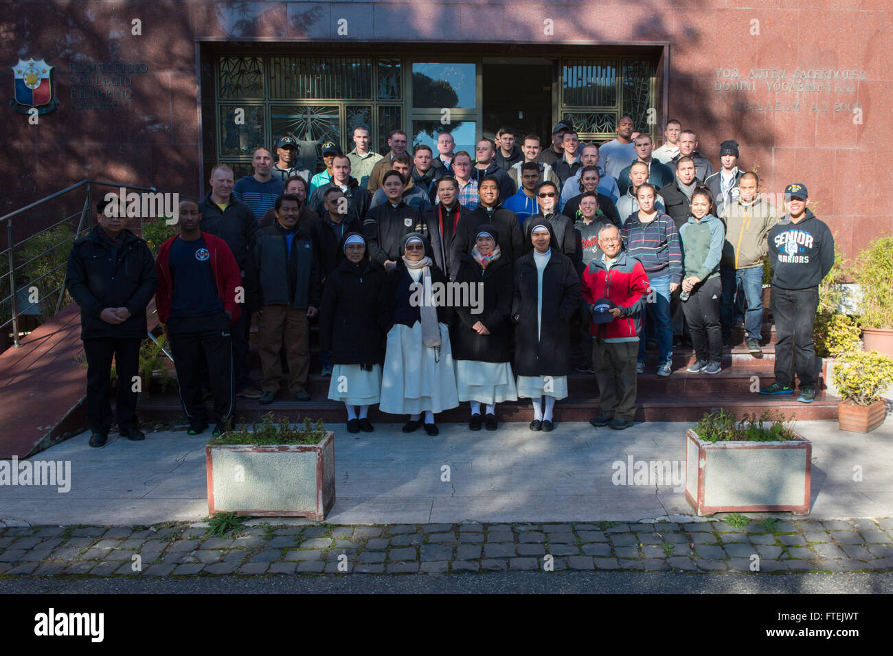 Am 2. Januar 2015 nahmen Seeleute und Marinesoldaten an Bord der USS Iwo Jima (LHD 7) an einer Gemeindeveranstaltung in Rom, Italien, mit Mitgliedern des Pontificio Collegio Filipino, einem Kollegium philippinischer Priester, Teil. Stockfoto