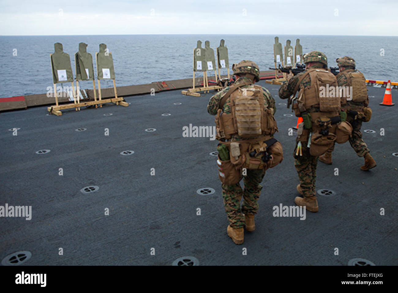 Marines der Lima Company, Battalion Landing Team, nehmen an einer Feuerübung an Bord der USS Iwo Jima (LHD 7) im Mittelmeer Teil. Diese Übung war Teil der Marineoperationen der 24th Marine Expeditionary Unit zur Unterstützung der nationalen Sicherheitsinteressen der USA in Europa. Stockfoto