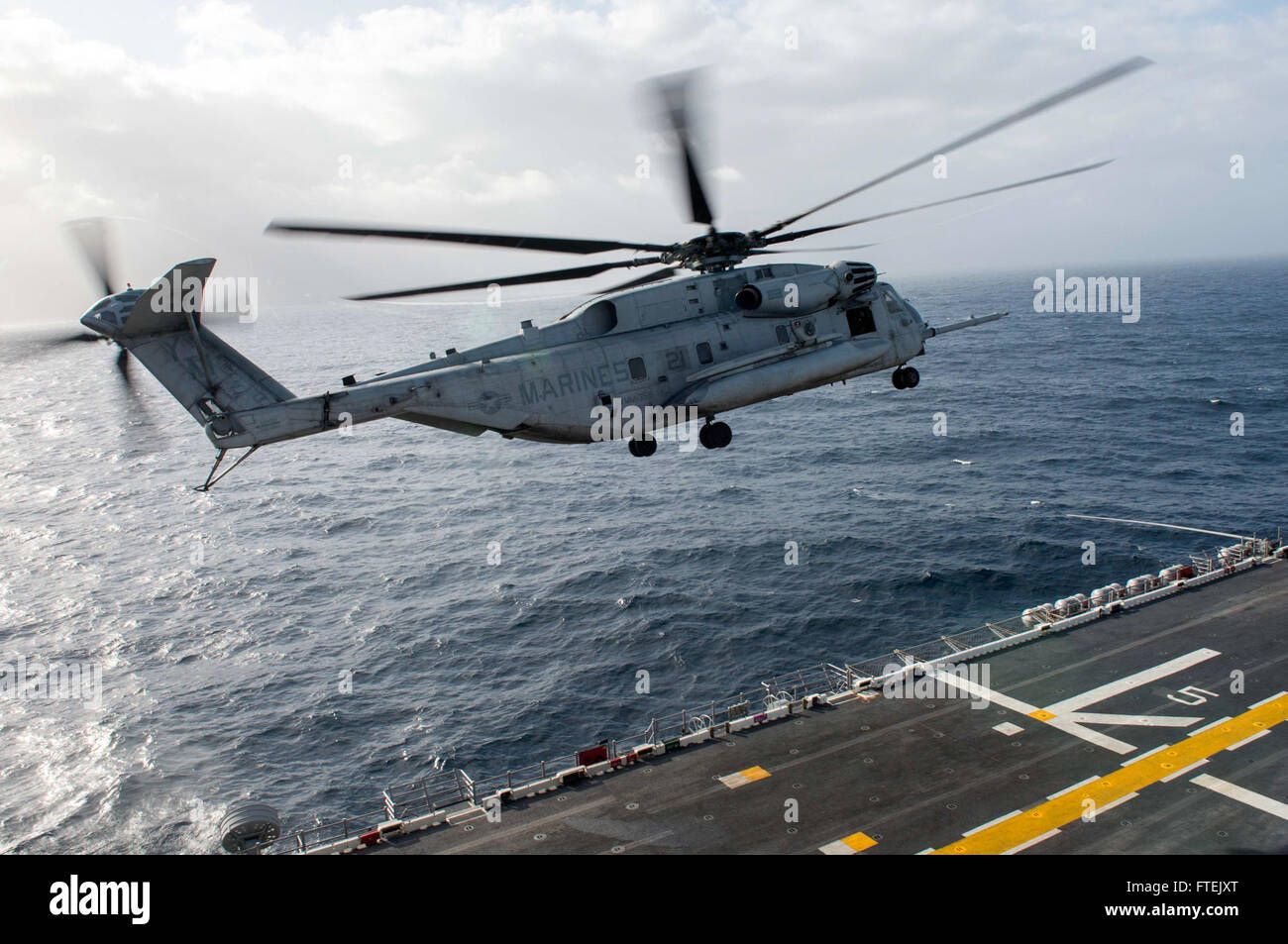 150104-N-QM905-040-Mittelmeer (4. Januar 2015), die eine CH-53E Super Stallion von Marine Medium Tiltrotor Geschwader 365 (Reinforced) zieht aus dem Flugdeck amphibischer Angriff Schiff USS Iwo Jima (LHD-7) Jan. 54, 2015.  Iwo Jima, Bestandteil der Iwo Jima amphibisches bereit Group/24th Marine Expeditionary Unit, führt Marinebetriebe in den USA 6. Flotte Bereich der Maßnahmen zur Erhöhung der Sicherheit der Vereinigten Staaten in Europa interessiert. (Foto: U.S. Navy Masse Kommunikation Spezialist Seemann Shelby M. Tucker / veröffentlicht) Stockfoto