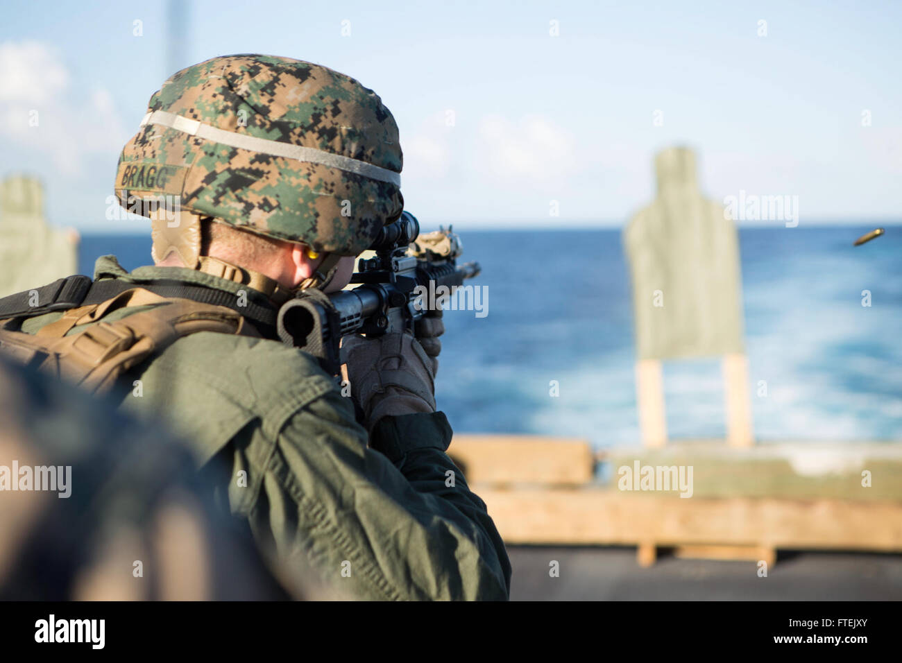 Am 5. Januar 2015 feuerte ein Marine an Bord der USS Fort McHenry (LSD 43) eine M4 Carbine während der Live-Fire-Qualifikation ab. Die Übung, die Teil der Marineoperationen im Gebiet der 6. US-Flotte ist, unterstützt die nationalen Sicherheitsinteressen der USA in Europa. Stockfoto