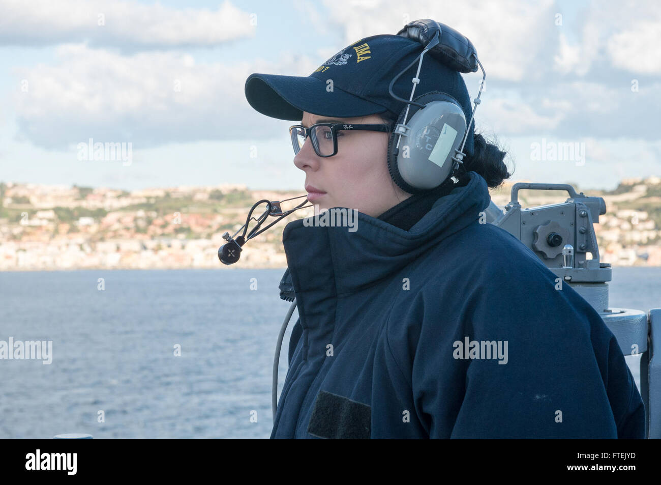 Quartermaster 3rd Class Dana Cheshire wird an Bord der USS Iwo Jima (LHD 7) während des Durchgangs der Straße von Messina in südlicher Richtung im Januar 2015 beobachtet. Das amphibische Angriffsschiff ist Teil einer Marineoperation, die US-Interessen in Europa unterstützt. Stockfoto