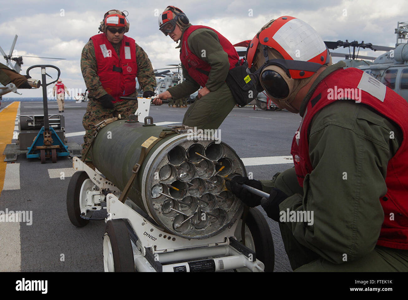 150107-M-QZ288-058 Mittelmeer (7. Januar 2015) Marines mit Marine Medium Tiltrotor Geschwader 365 (Stahlbeton), 24. Marine Expeditionary Unit (MEU), entfernen Sie 2,75 Inch Raketen aus einem LAU-61 Rocket Pod an Bord der USS Iwo Jima (LPD-7), 7. Januar 2015. Durchführung der 24. MEU und Iwo Jima amphibisches bereit Gruppe Marinebetriebe in den USA 6. Flotte Bereich der Maßnahmen zur Erhöhung der Sicherheit der Vereinigten Staaten in Europa interessiert. (Foto: U.S. Marine Corps Lance Cpl. Austin A. Lewis/freigegeben) Stockfoto