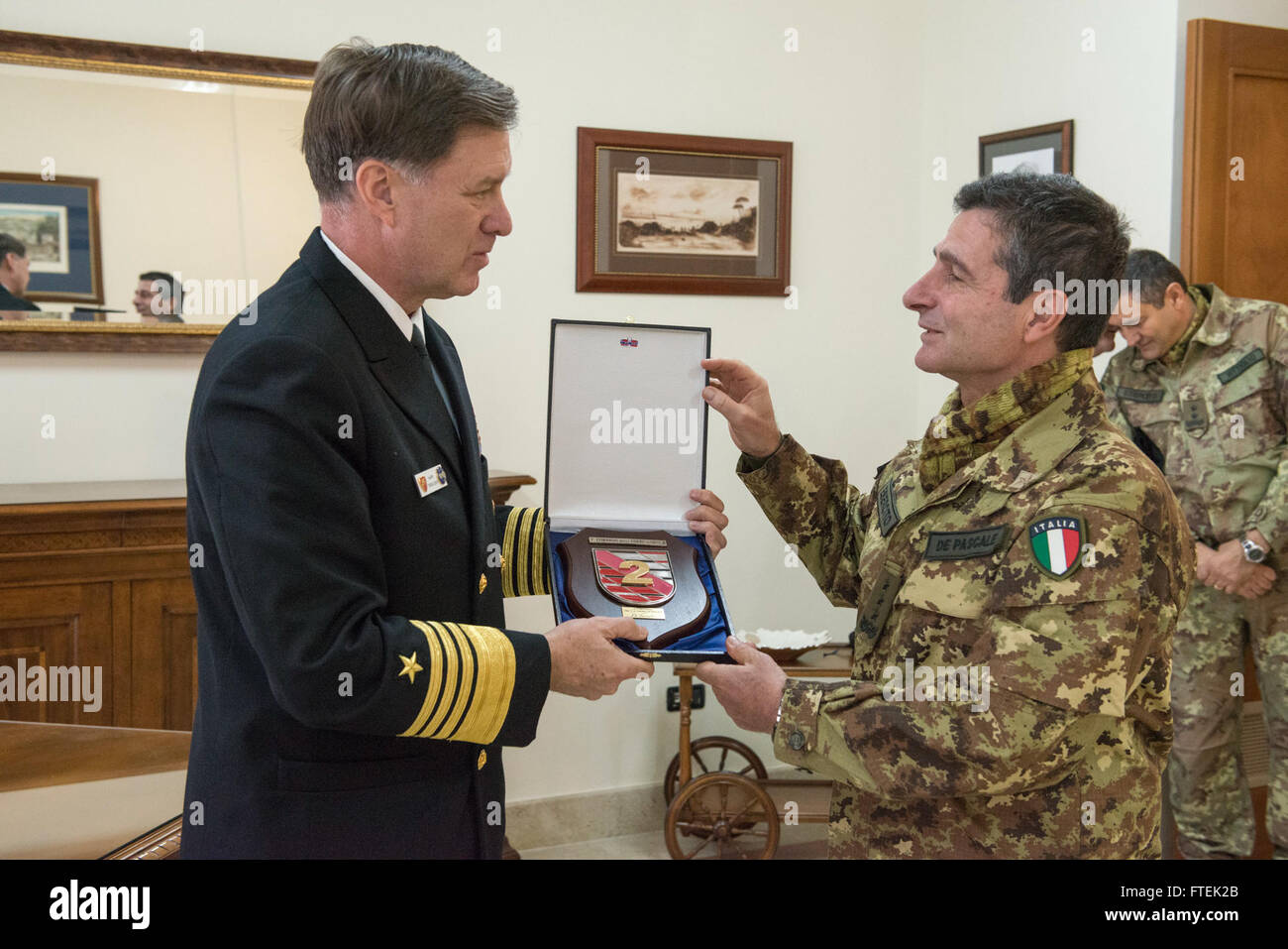 Mark Ferguson, Kommandeur der US Naval Forces Europe-Africa, erhält ein Geschenk von Generalleutnant Carmine de Pascale, Kommandeur der 2. Verteidigungsstreitkräfte, während eines offiziellen Treffens in Caserma Cavalleri in Neapel. Auf dieser Veranstaltung werden die diplomatischen Beziehungen zwischen militärischen Führern in Europa hervorgehoben. Stockfoto
