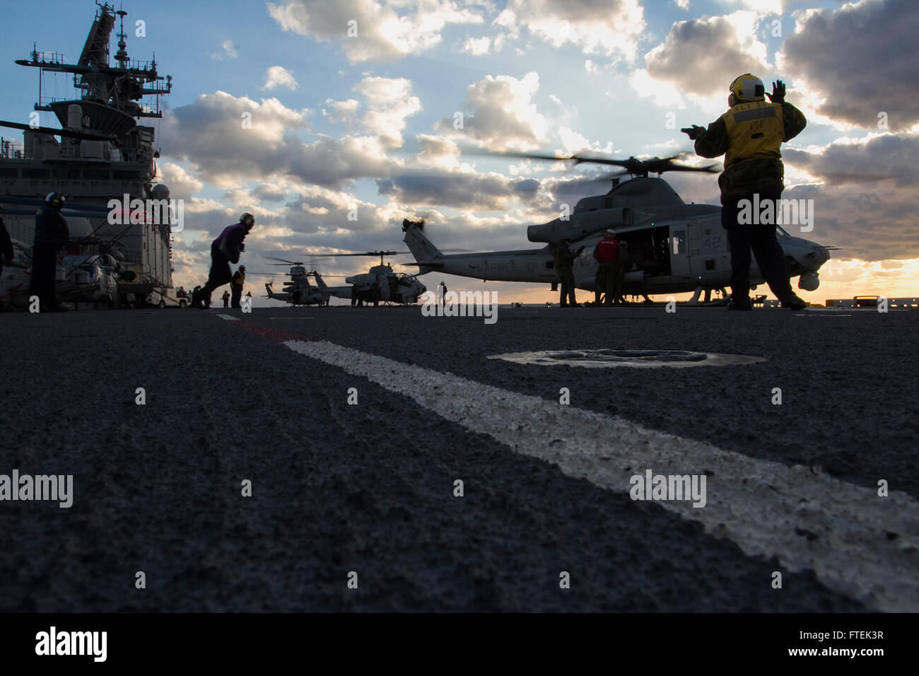 150107-M-WA276-091 Mittelmeer (7. Januar 2015) UH-1Y Hueys und AH-1W Super Cobra von Marine Medium Tiltrotor Geschwader 365 (Stahlbeton), 24. Marine Expeditionary Unit, Vorbereiten von USS Iwo Jima (LPD 7) 7. Januar 2015 auszuziehen. Durchführung der 24. MEU und Iwo Jima amphibisches bereit Gruppe Marinebetriebe in den USA 6. Flotte Bereich der Maßnahmen zur Erhöhung der Sicherheit der Vereinigten Staaten in Europa interessiert. (Foto: U.S. Marine Corps Obergefreiter Dani A. Zunun) Stockfoto