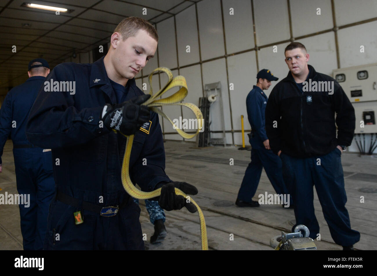 150108-N-RB579-051 Atlantik (9. Januar 2015) Operations Specialist 2. Klasse Joshua Watts, links, hüllt sich überschüssige Umreifen nachdem Sicherung ein Festrumpf-Schlauchboot in der Start-Ready-Lage an der Mission Bay an Bord der Military Sealift Command gemeinsame High-Speed-Schiff USNS Speerspitze (JHSV 1) 9. Januar 2015 festgelegt. Speerspitze ist auf eine geplante Bereitstellung in den USA 6. Flotte Einsatzgebiet zur Unterstützung der internationalen Zusammenarbeit Kapazitäten Programm Afrika Partnerschaft Station. (Foto: U.S. Navy Mass Communication Specialist 1. Klasse Joshua Davies/freigegeben) Stockfoto